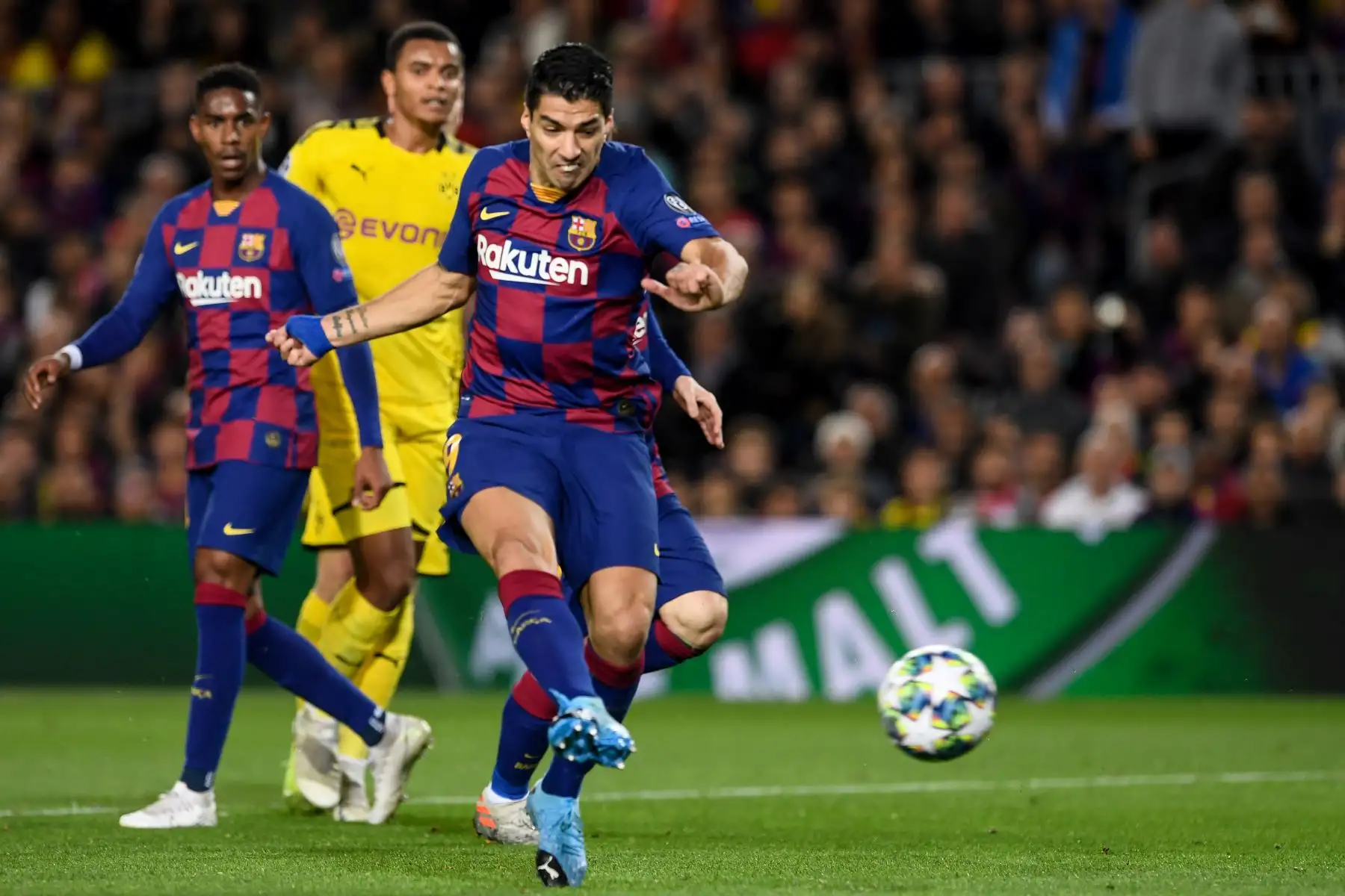 El delantero uruguayo de Barcelona, ​​Luis Suárez patea la pelota para anotar durante el partido de fútbol del Grupo F de la UEFA Champions League entre el FC Barcelona y el Borussia Dortmund.
Foto: AFP