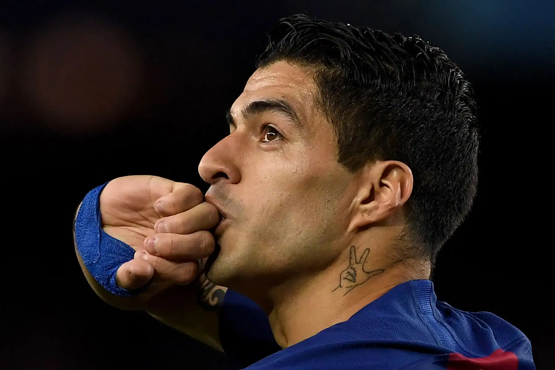 El delantero uruguayo de Barcelona, ​​Luis Suárez, celebra después de marcar un gol durante el partido de fútbol del Grupo F de la UEFA Champions League entre el FC Barcelona y el Borussia Dortmund.
Foto: AFP