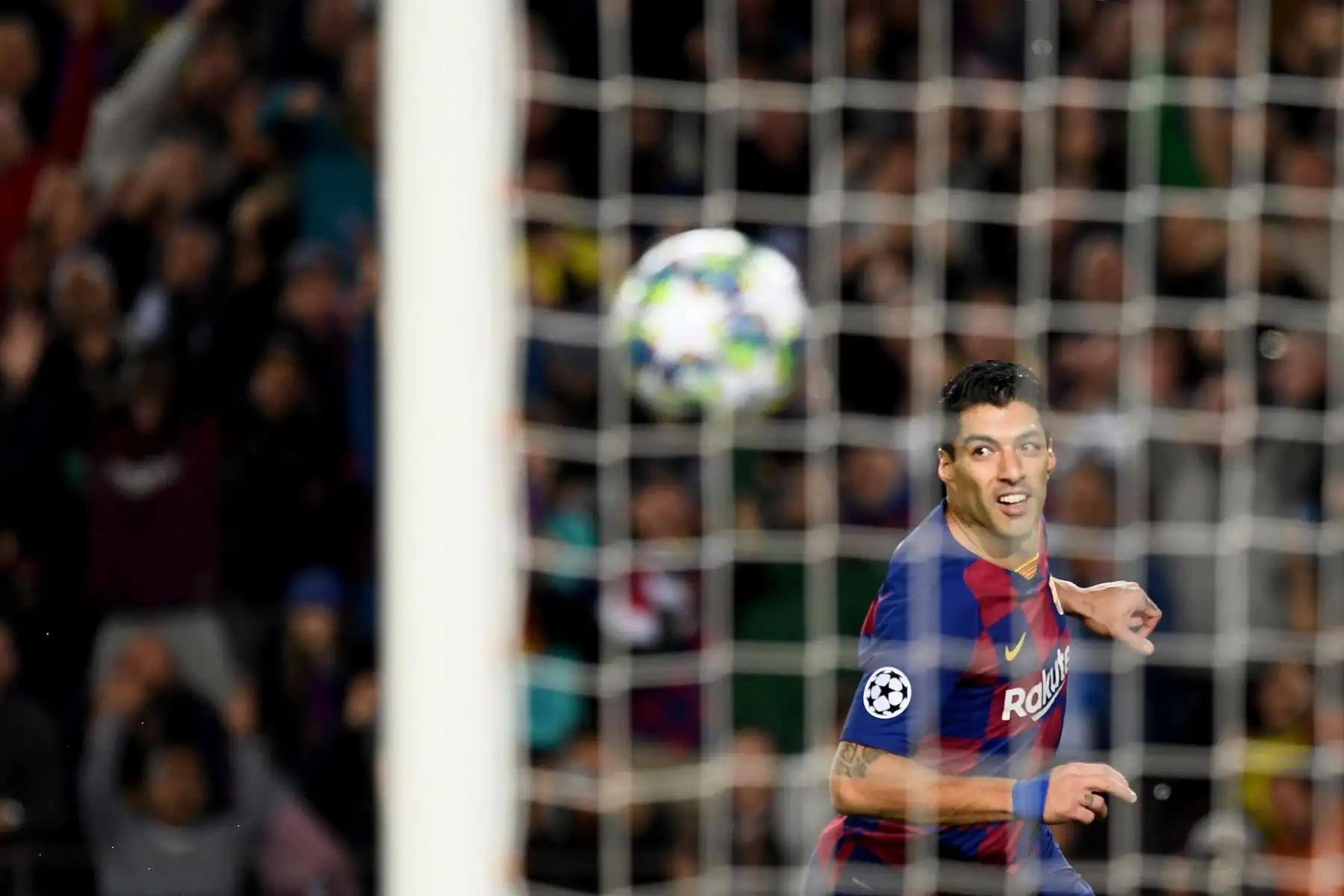 El delantero uruguayo de Barcelona, ​​Luis Suárez, reacciona después de un primer gol que fue cancelado durante el partido de fútbol del Grupo F de la UEFA Champions League entre el FC Barcelona y el Borussia Dortmund.
Foto: AFP