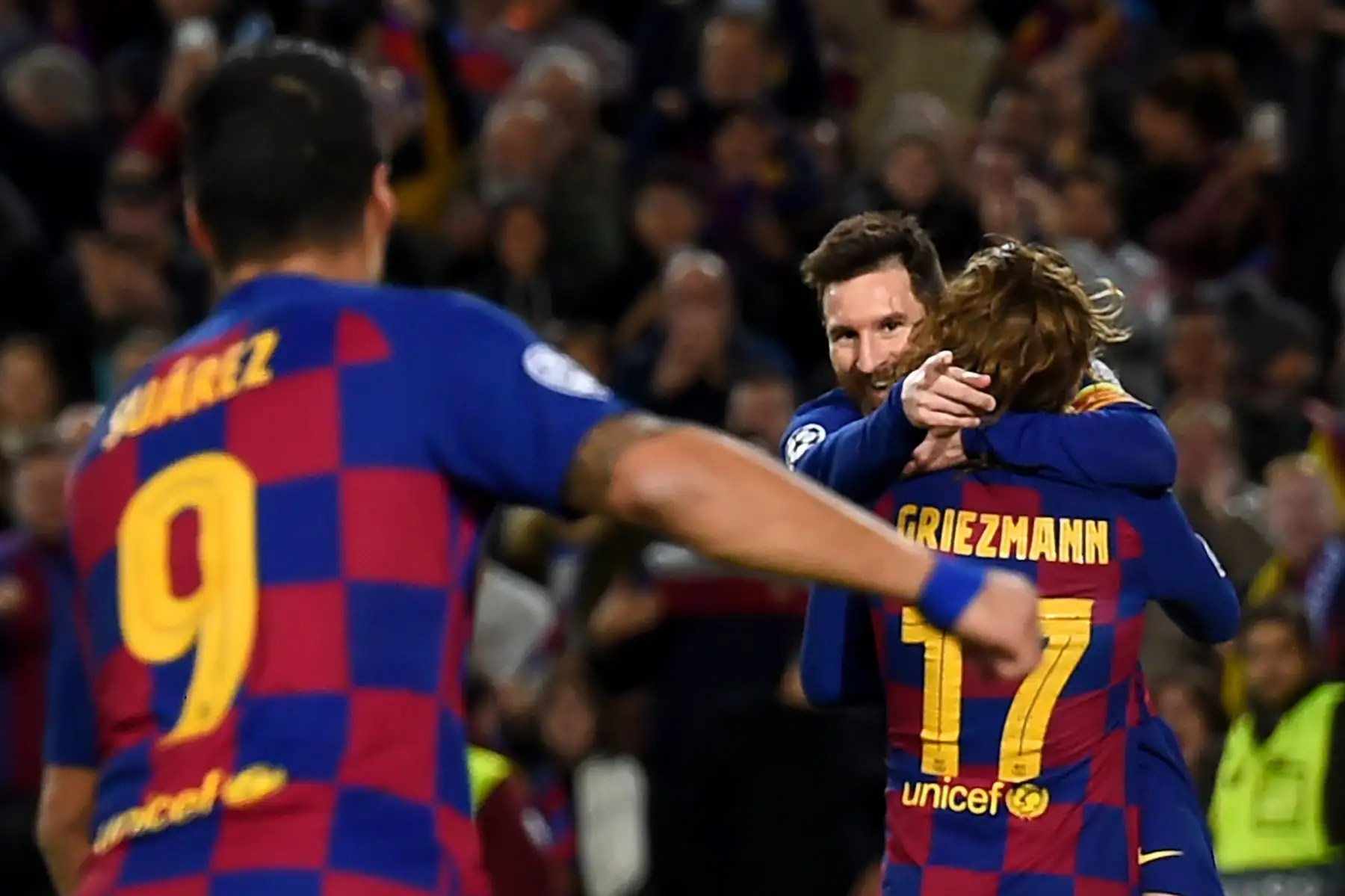 El delantero argentino de Barcelona Lionel Messi (arriba) celebra con su compañero de equipo el delantero francés de Barcelona Antoine Griezmann después de marcar un gol durante el partido de fútbol del Grupo F de la Liga de Campeones de la UEFA entre el FC Barcelona y el Borussia Dortmund.
Foto: AFP
