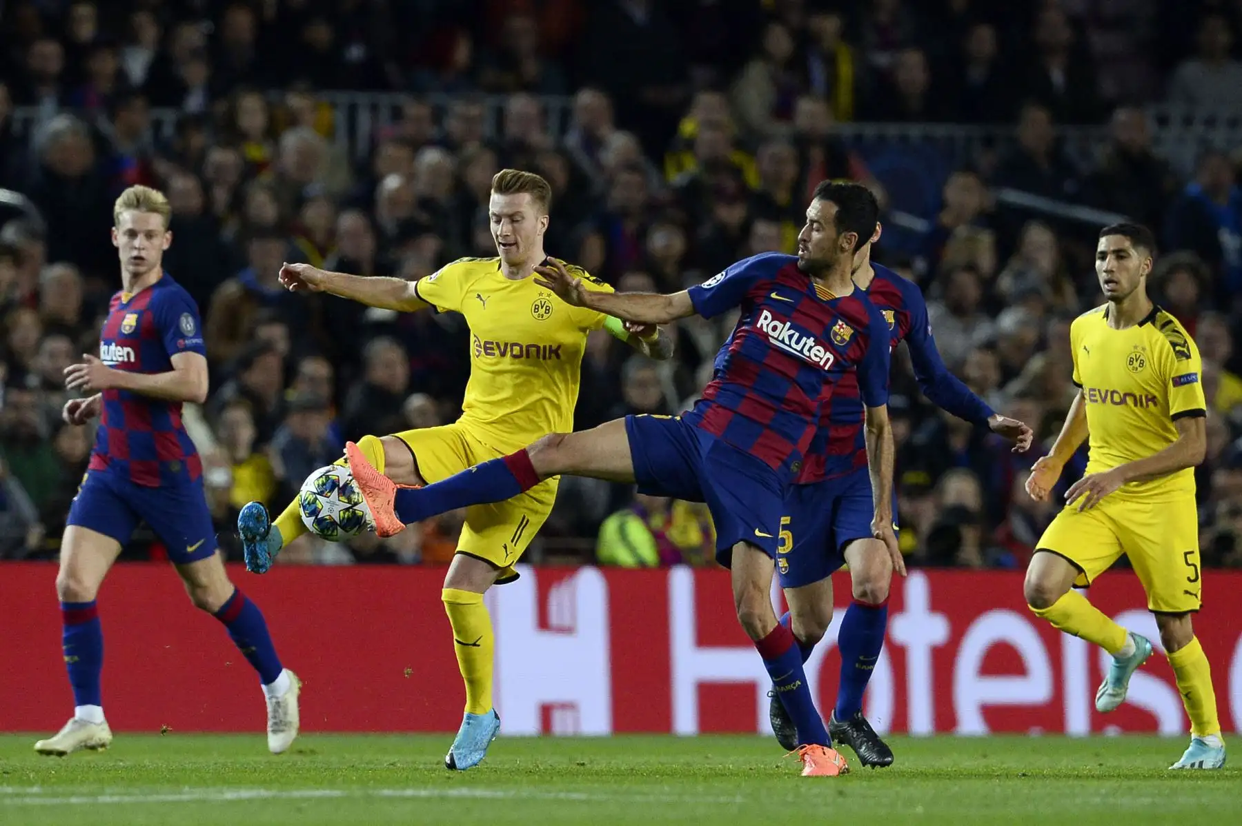 El delantero alemán del Dortmund Marco Reus compite con el centrocampista español del Barcelona Sergio Busquets durante el partido de fútbol del Grupo F de la UEFA Champions League entre el FC Barcelona y el Borussia Dortmund.
Foto: AFP