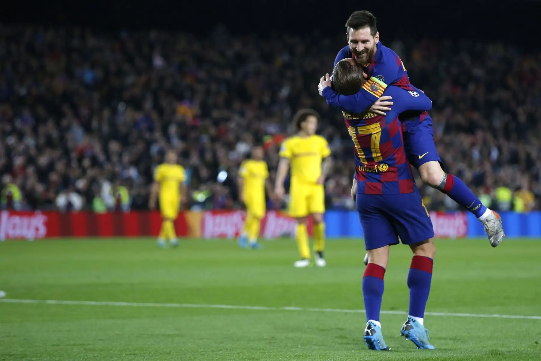El delantero francés de Barcelona Antoine Griezmann  celebra su gol con el delantero argentino de Barcelona Lionel Messi durante el partido de fútbol del Grupo F de la UEFA Champions League entre el FC Barcelona y el Borussia Dortmund.
Foto: AFP