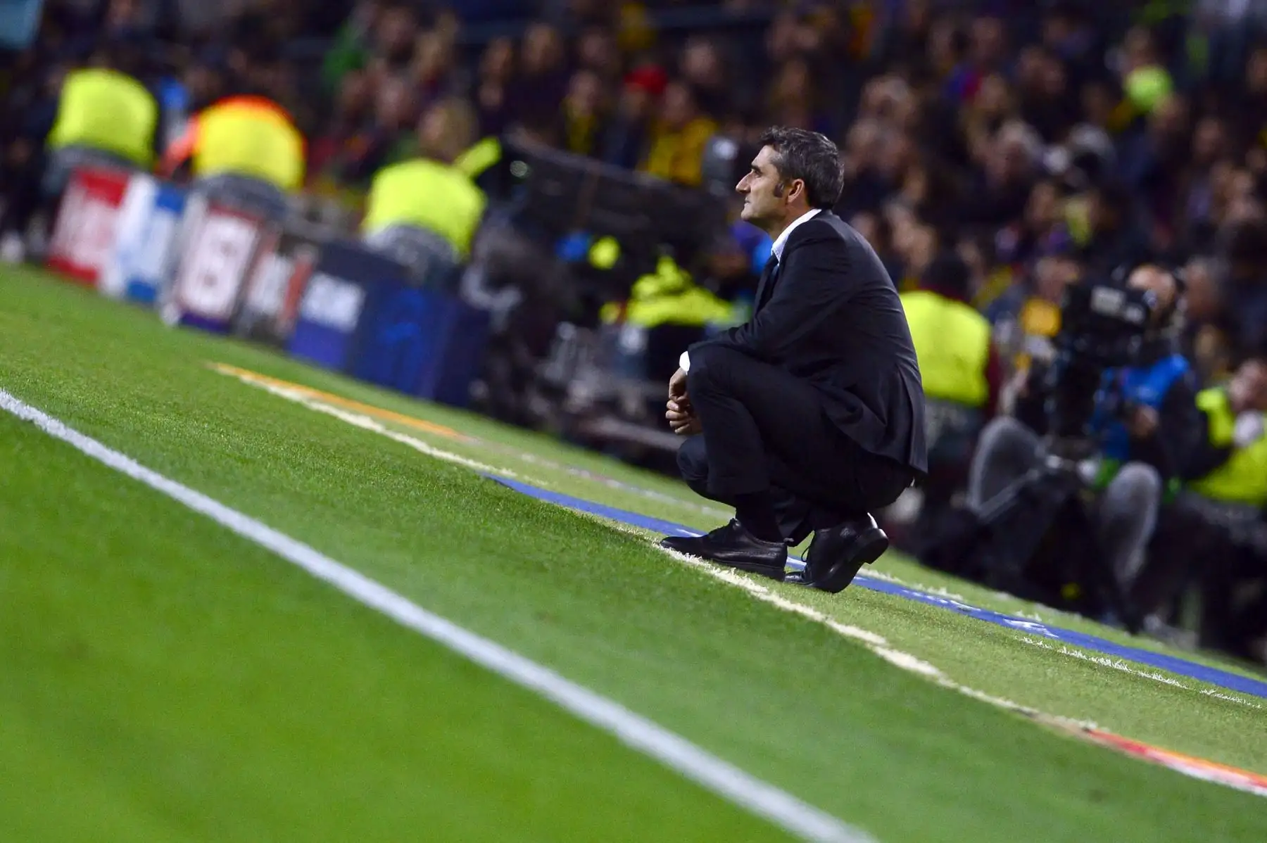 El entrenador español de Barcelona, ​​Ernesto Valverde, se pone en cuclillas al margen durante el partido de fútbol del Grupo F de la UEFA Champions League entre el FC Barcelona y el Borussia Dortmund.
Foto: AFP