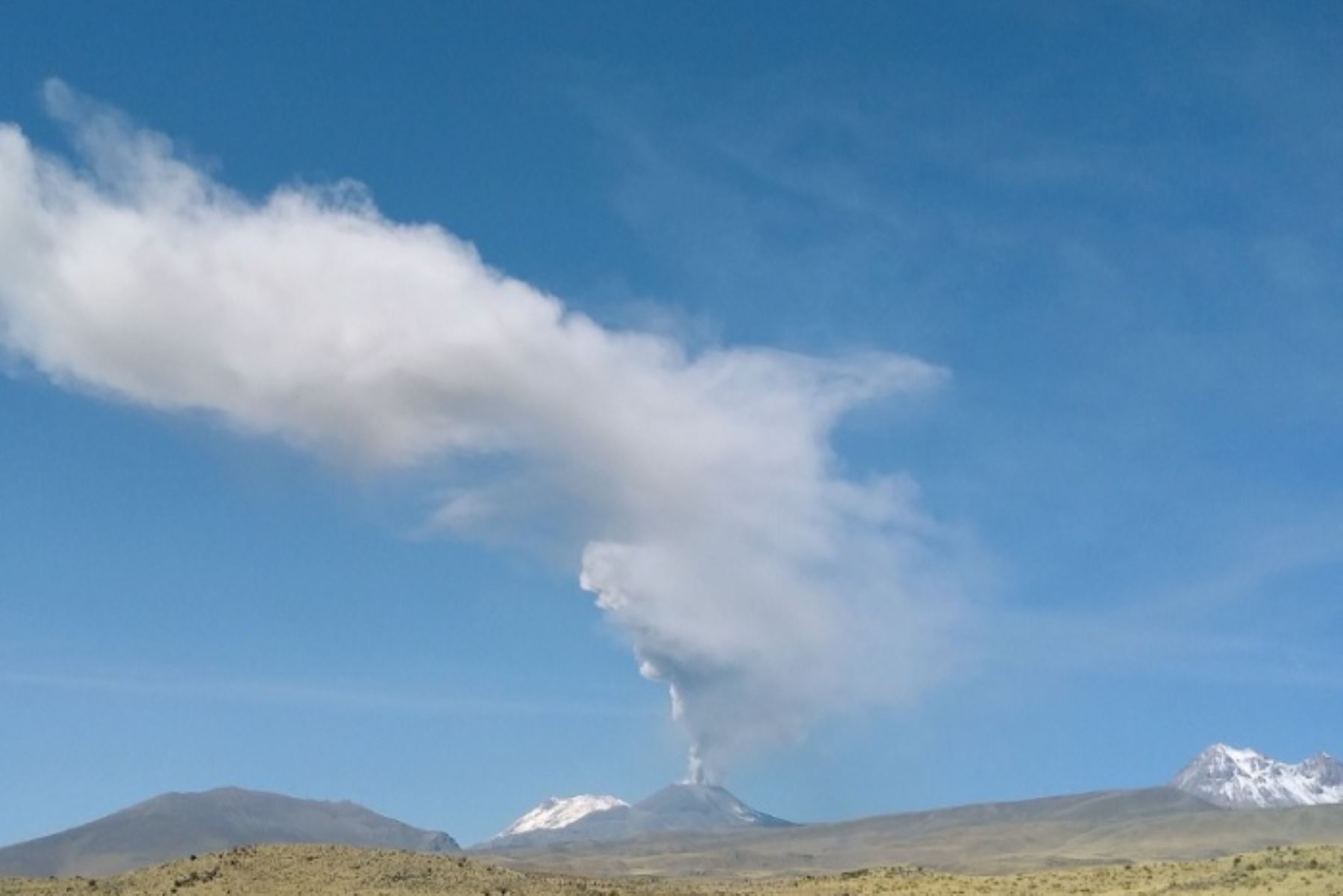 Especialistas del IGP registraron explosión de hoy en el Sabancaya; ellos hacen mediciones geofíscas en las inmediaciones del volcán. Foto: IGP