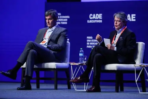 Juan Carlos Eichholz, socio fundador de CLA Consulting, y Guillermo Lasso, presidente de la Fundación Ecuador Libre. ANDINA/Renato Pajuelo