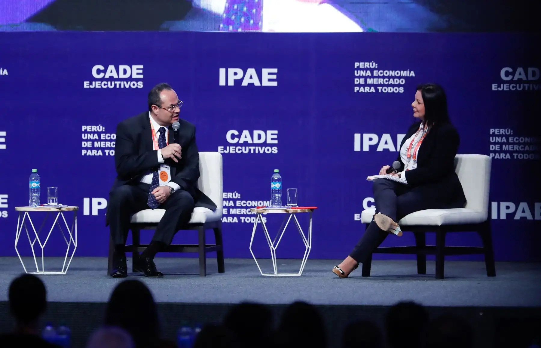 Luis Carranza, director de CAF y Cecilia Valenzuela, directora de Perú 21 debaten en CADE 2019. Foto: ANDINA/Renato Pajuelo