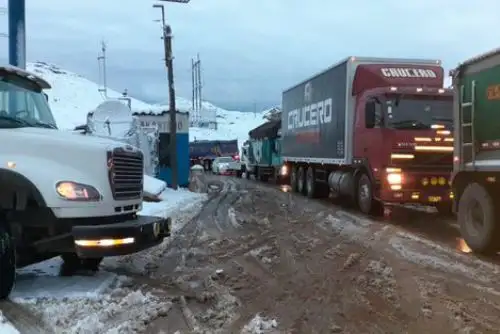 Se restablece el tránsito con restricciones en la carretera Central tras caída de nieve registrada anoche.
