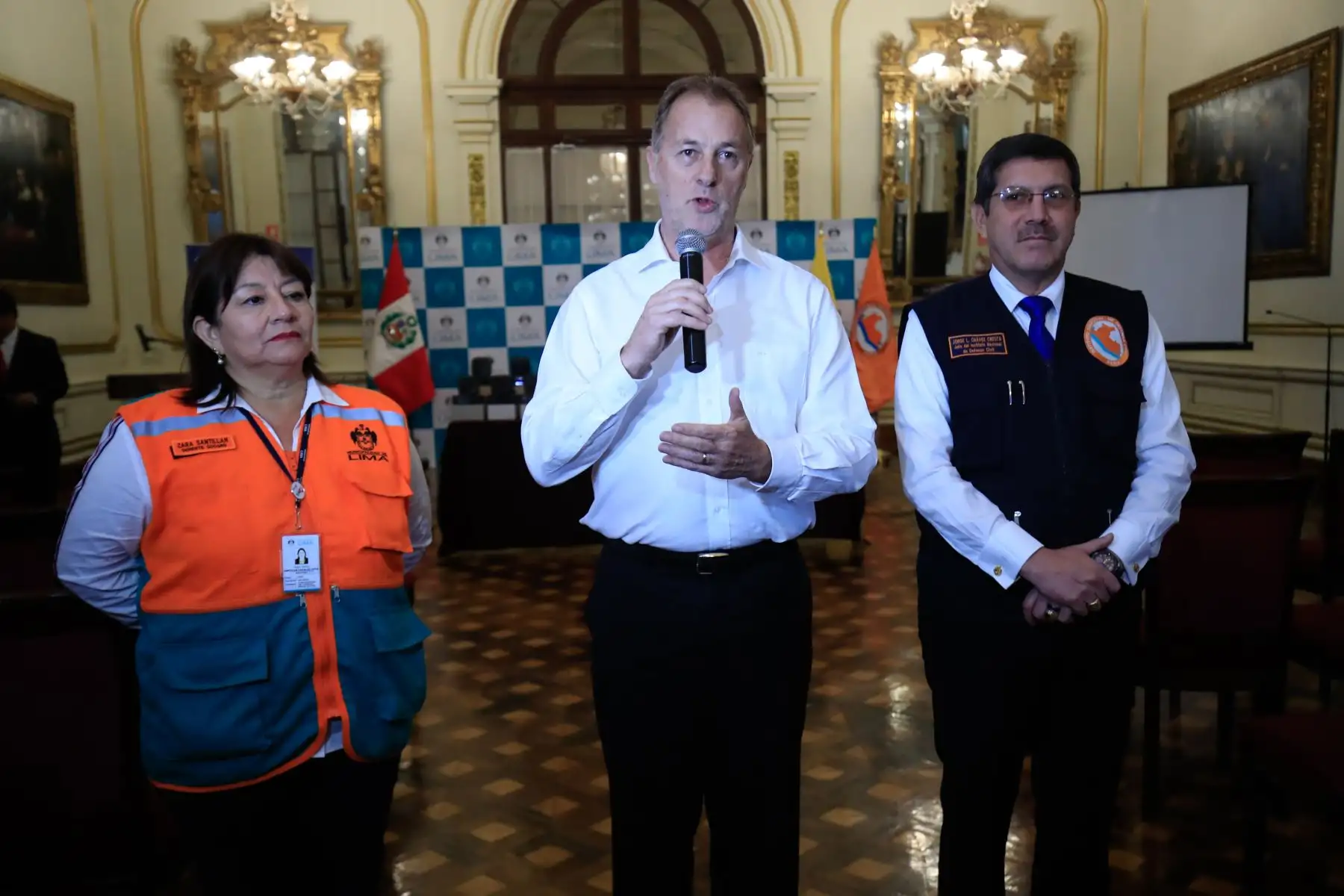 Alcalde Jorge Muñoz  y el Jefe del INDECI, General EP Jorge Chavez Cresta, presentaron nuevos equipos para red de comunicación radial en la Municipalidad de Lima.

Foto: Andina/Juan Carlos Guzmán Negrini