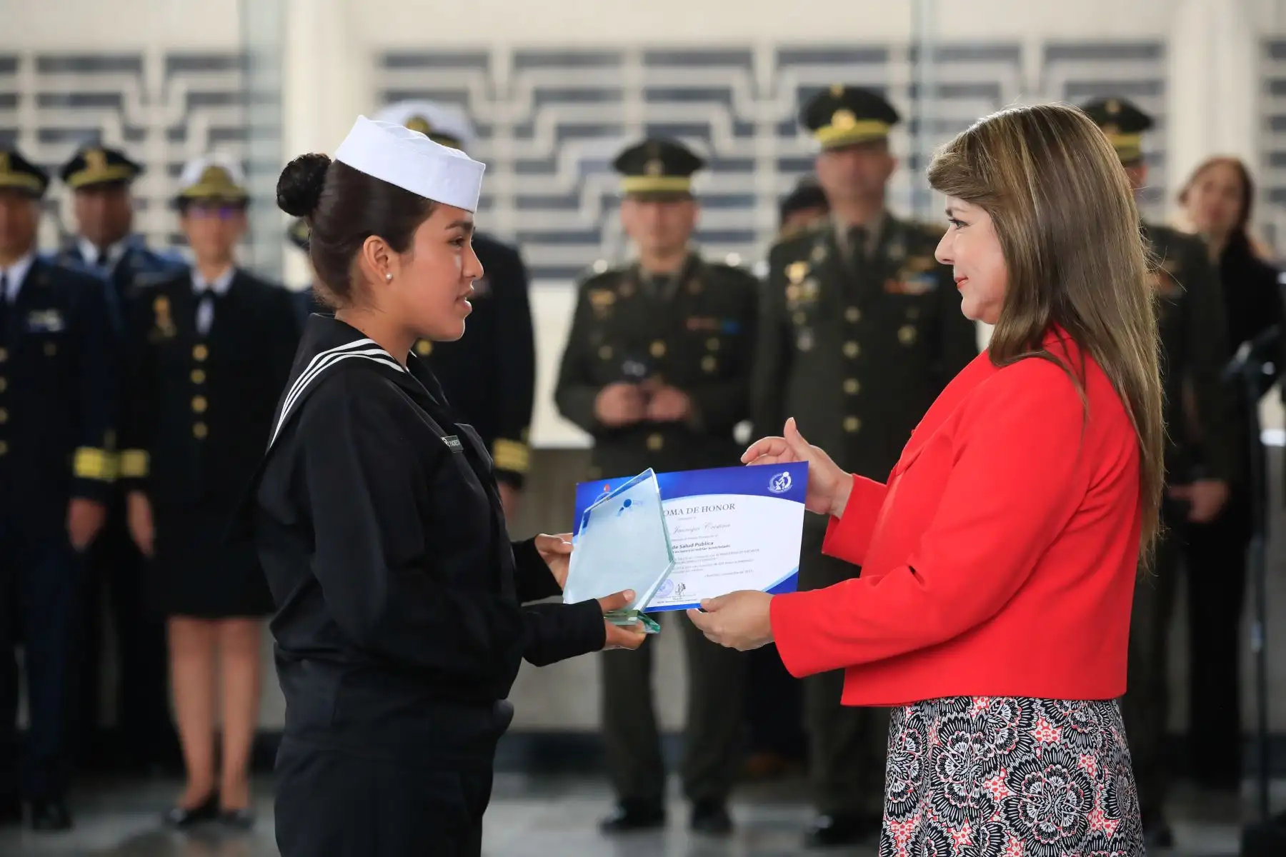 La ministra de Salud María Hinostroza y el ministro de Defensa Walter Martos presidieron ceremonia de graduación de soldados capacitados en salud pública en el Cuartel General del Ejército.      


Foto: Andina/Juan Carlos Guzmán Negrini
