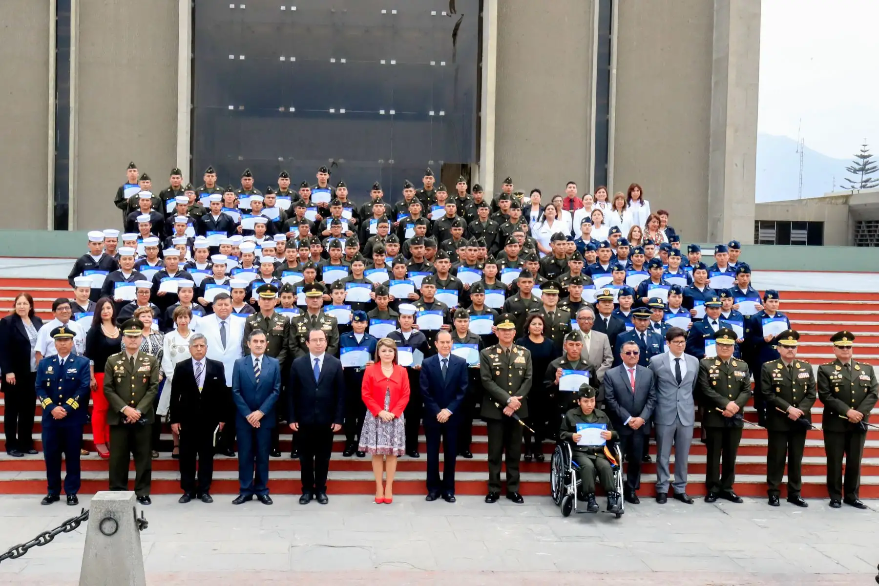 La ministra de Salud María Hinostroza y el ministro de Defensa Walter Martos presidieron ceremonia de graduación de soldados capacitados en salud pública en el Cuartel General del Ejército.      


Foto: Andina/Juan Carlos Guzmán Negrini