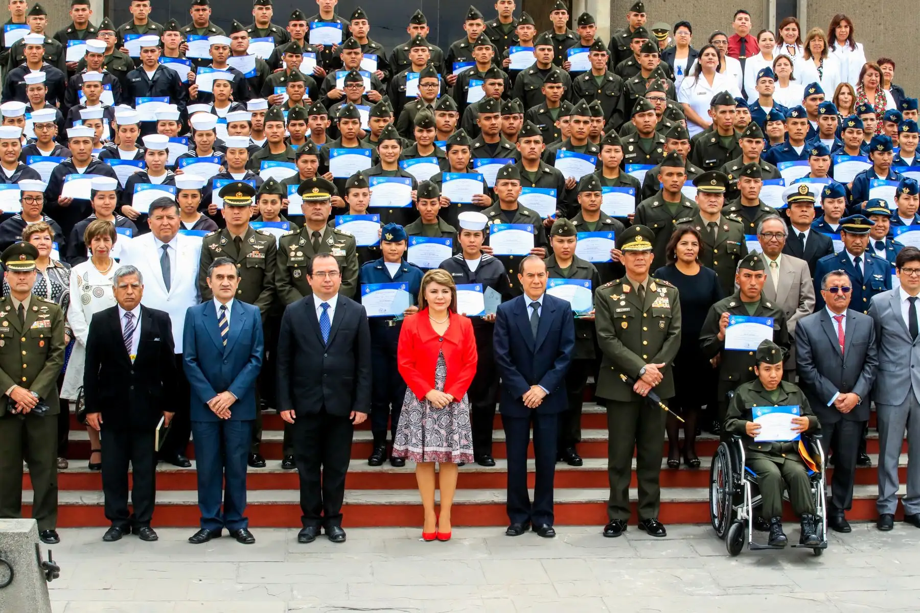 La ministra de Salud María Hinostroza y el ministro de Defensa Walter Martos presidieron ceremonia de graduación de soldados capacitados en salud pública en el Cuartel General del Ejército.      


Foto: Andina/Juan Carlos Guzmán Negrini