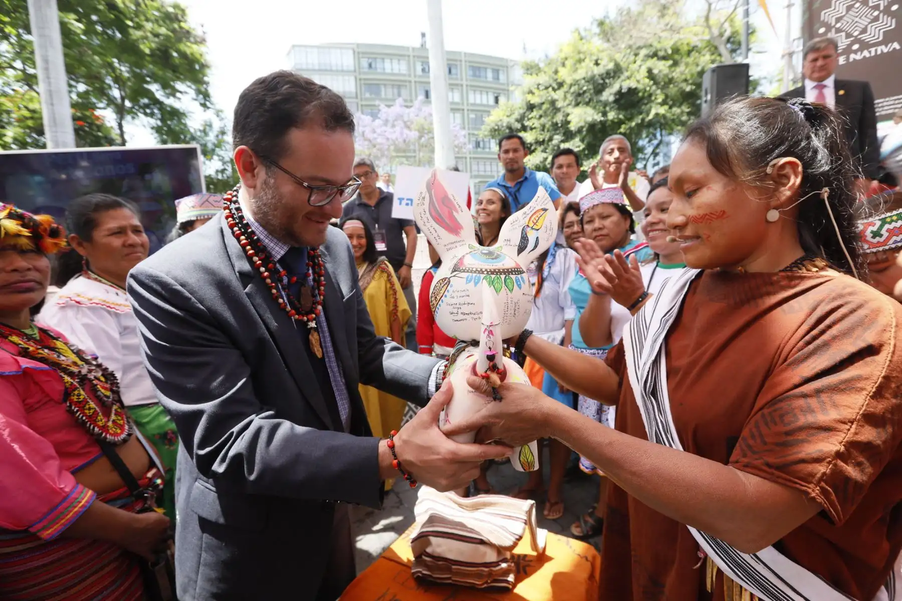 El ministro de Comercio Exterior y Turismo, Edgar Vásquez, asiste a la feria de artesanía amazónica del Perú: “Arte Nativa”, en el Parque Kennedy del distrito de Miraflores. Foto: ANDINA/ MINCETUR