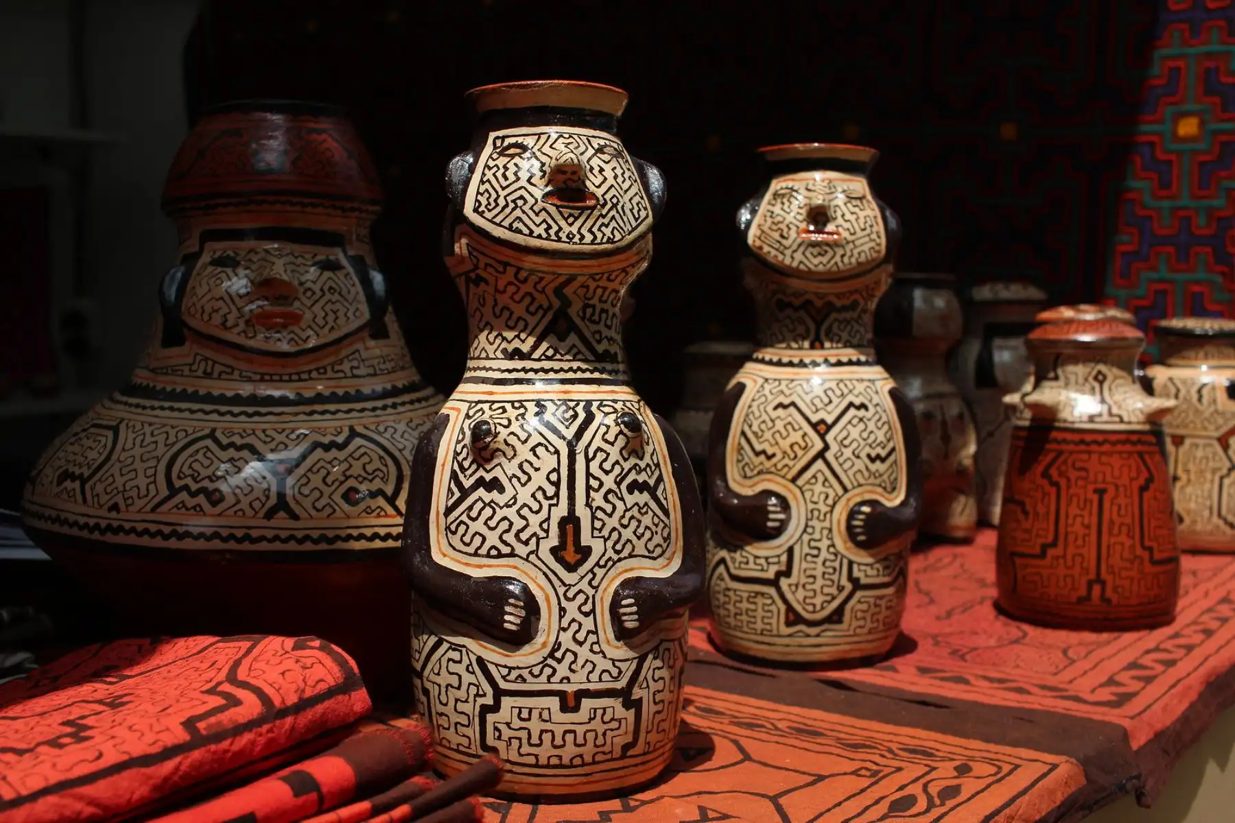 El ministro de Comercio Exterior y Turismo, Edgar Vásquez, asiste a la feria de artesanía amazónica del Perú: “Arte Nativa”, en el Parque Kennedy del distrito de Miraflores. Foto: ANDINA/ MINCETUR