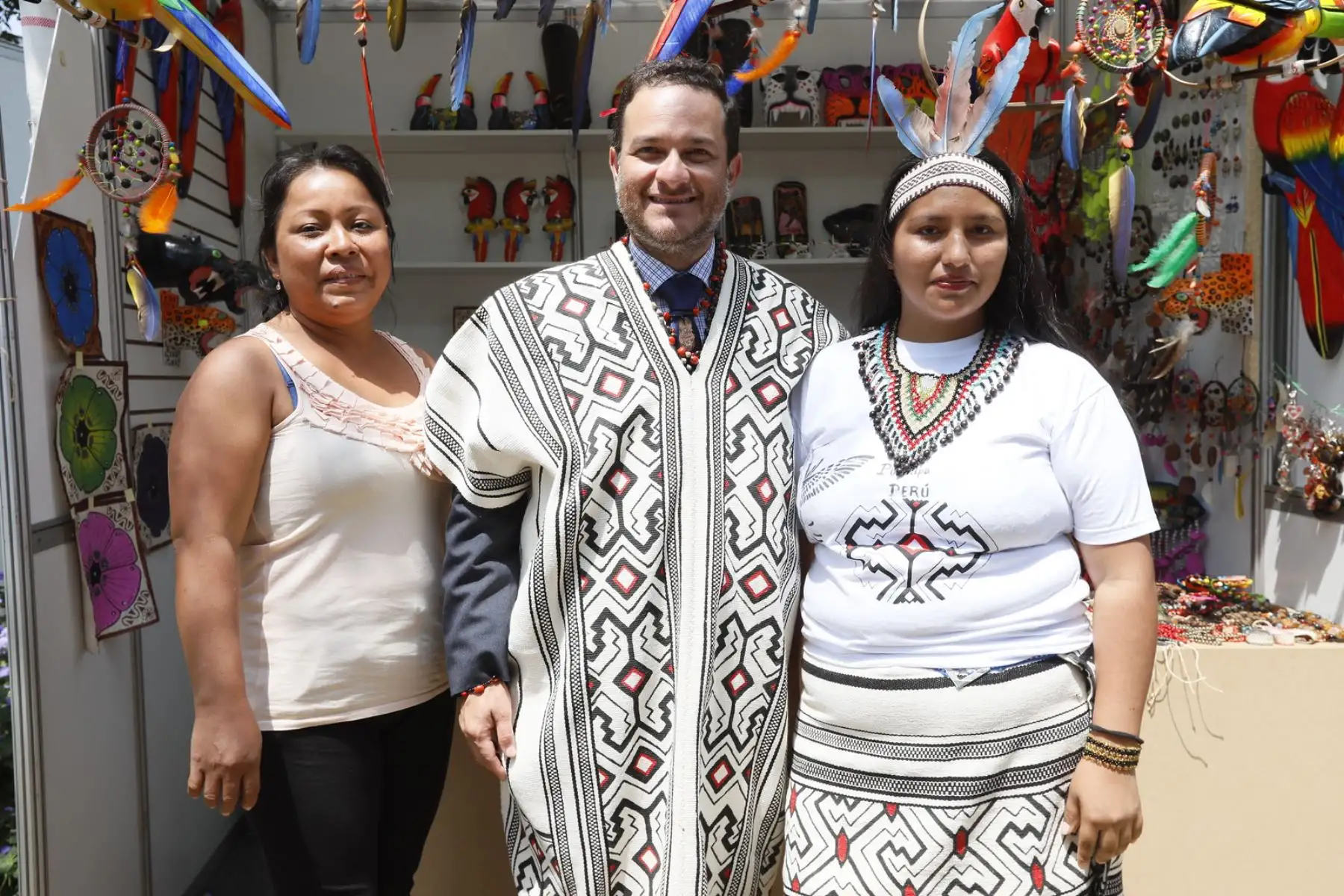 El ministro de Comercio Exterior y Turismo, Edgar Vásquez, asiste a la feria de artesanía amazónica del Perú: “Arte Nativa”, en el Parque Kennedy del distrito de Miraflores. Foto: ANDINA/ MINCETUR
