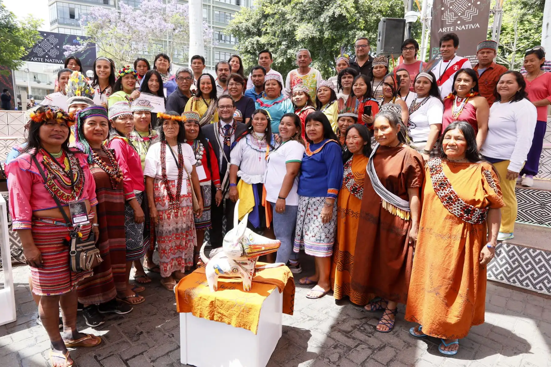 El ministro de Comercio Exterior y Turismo, Edgar Vásquez, asiste a la feria de artesanía amazónica del Perú: “Arte Nativa”, en el Parque Kennedy del distrito de Miraflores. Foto: ANDINA/ MINCETUR