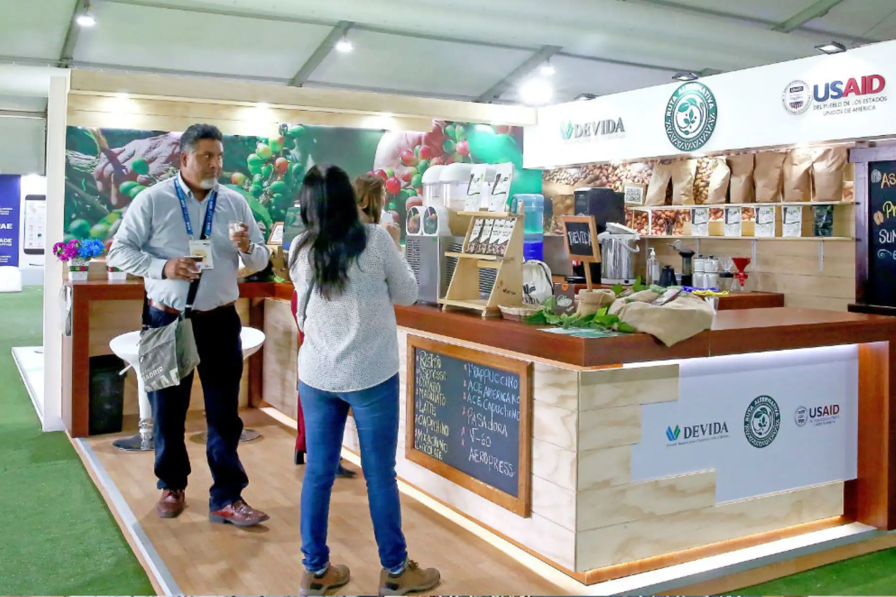 Cafetaleros de de Tarapoto (San Martín), Pichari (Junín) y Putina Punco (Puno) explican el proceso del cultivo en CADE 2019.