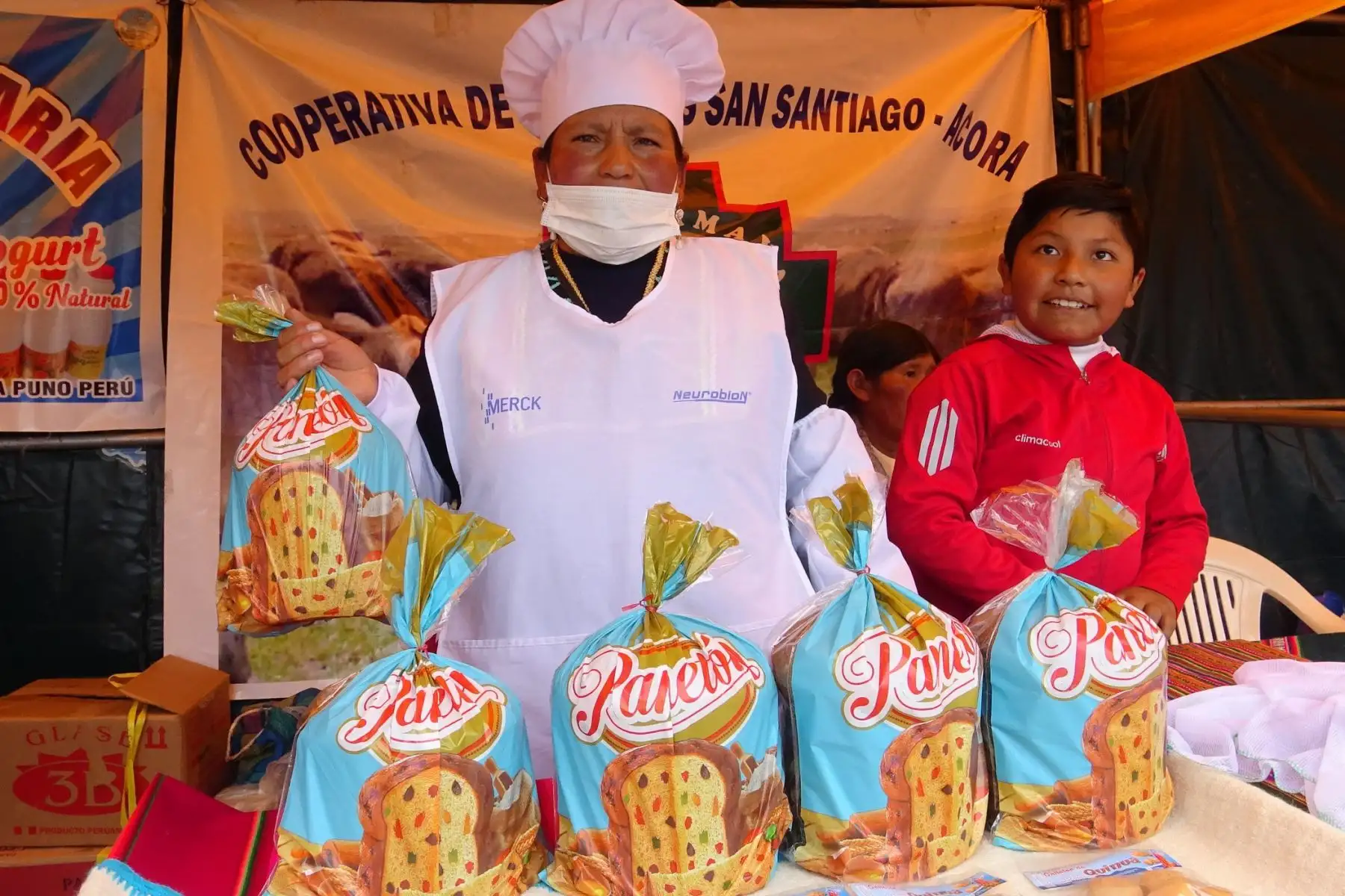 Panetón de quinua y otros productos agrícolas de alto valor nutritivo se lucen en Expo Feria en Puno.