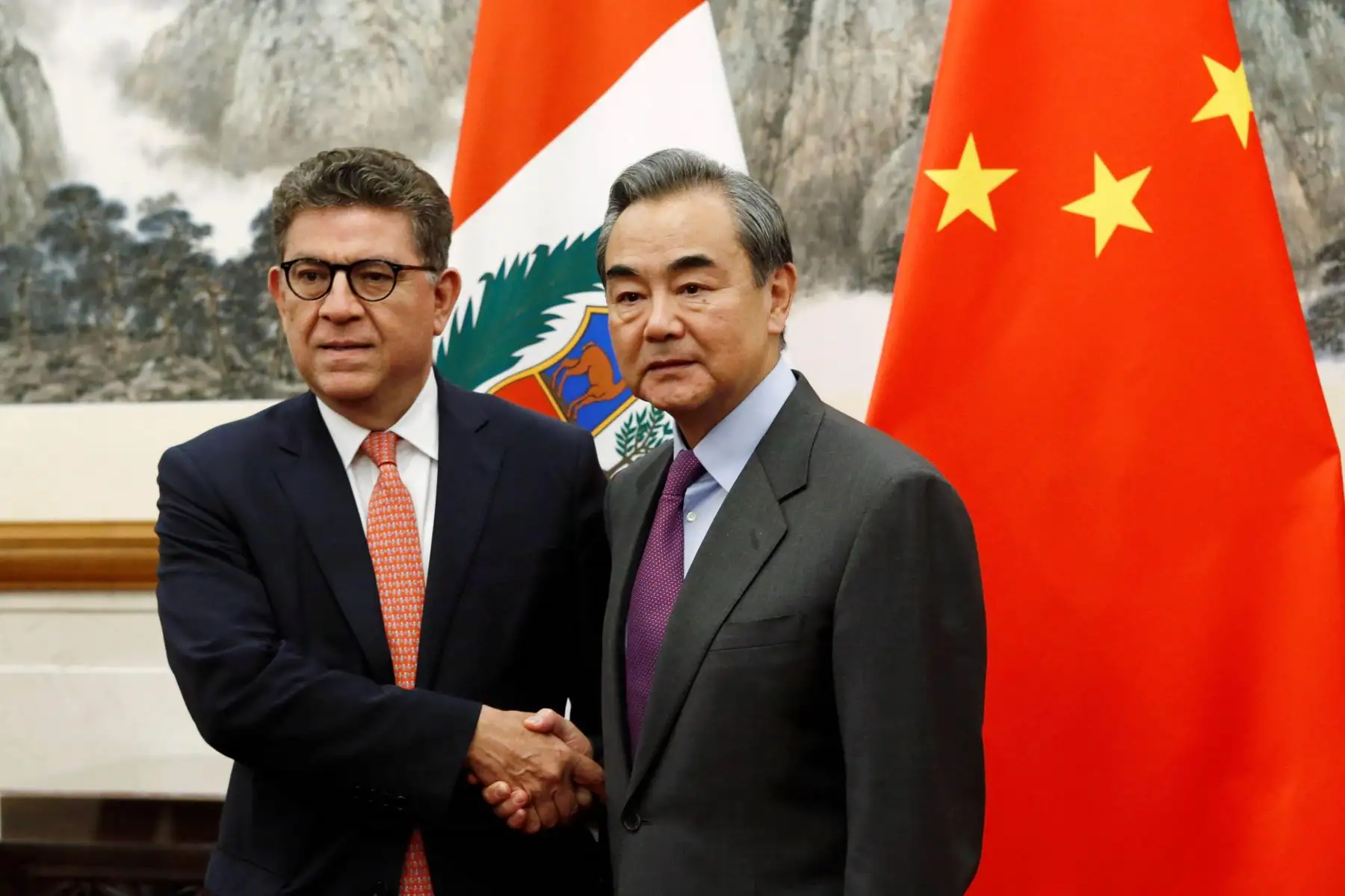 El Ministro de Relaciones Exteriores del Perú, Embajador Gustavo Meza-Cuadra, fue recibido en audiencia por el Consejero de Estado y Ministro de Relaciones Exteriores de China, Wang Yi. Foto: EFE