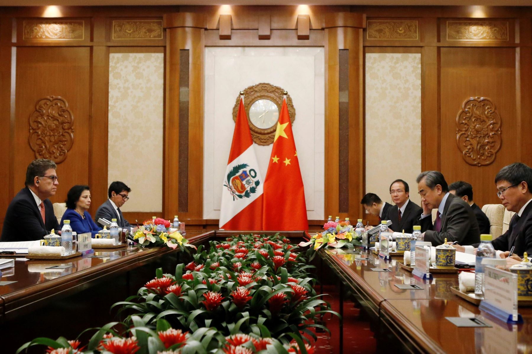 El Ministro de Relaciones Exteriores del Perú, Embajador Gustavo Meza-Cuadra, fue recibido en audiencia por el Consejero de Estado y Ministro de Relaciones Exteriores de China, Wang Yi. Foto: EFE