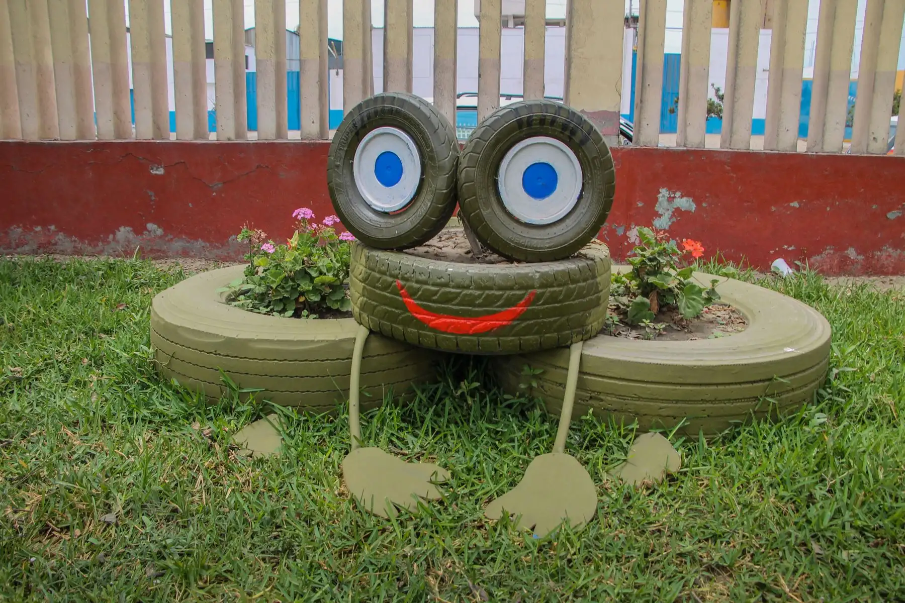 Trabajadores de limpieza de la Municipalidad del Santa-Chimbote elaboran dibujos con material reciclabe y promueven cuidado del medio ambiente. Foto: Gonzalo Horna