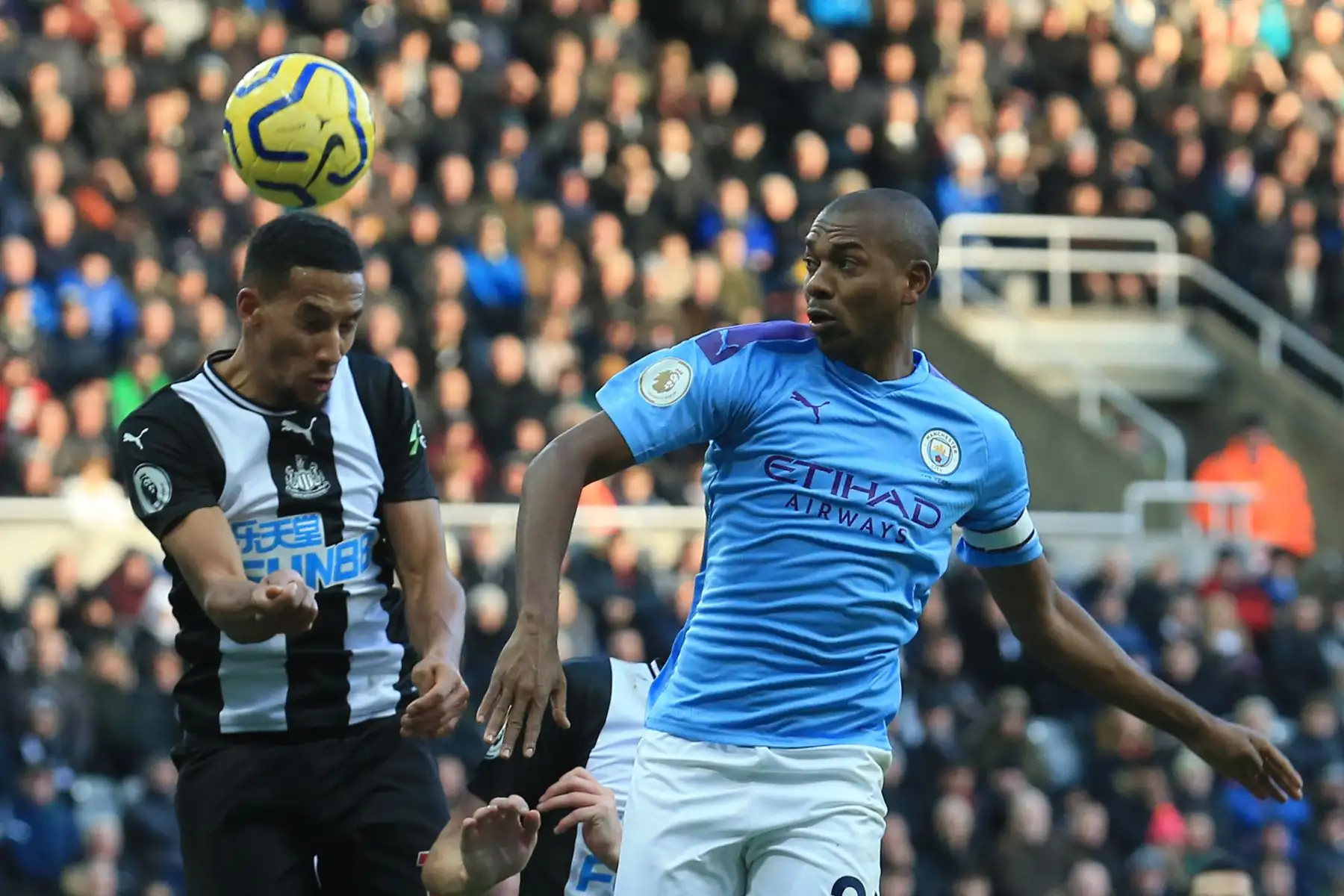 El mediocampista inglés del Newcastle United Isaac Hayden compite con el centrocampista brasileño del Manchester City Fernandinho durante el partido de fútbol de la Premier League inglesa entre el Newcastle United y el Manchester City.
Foto: AFP