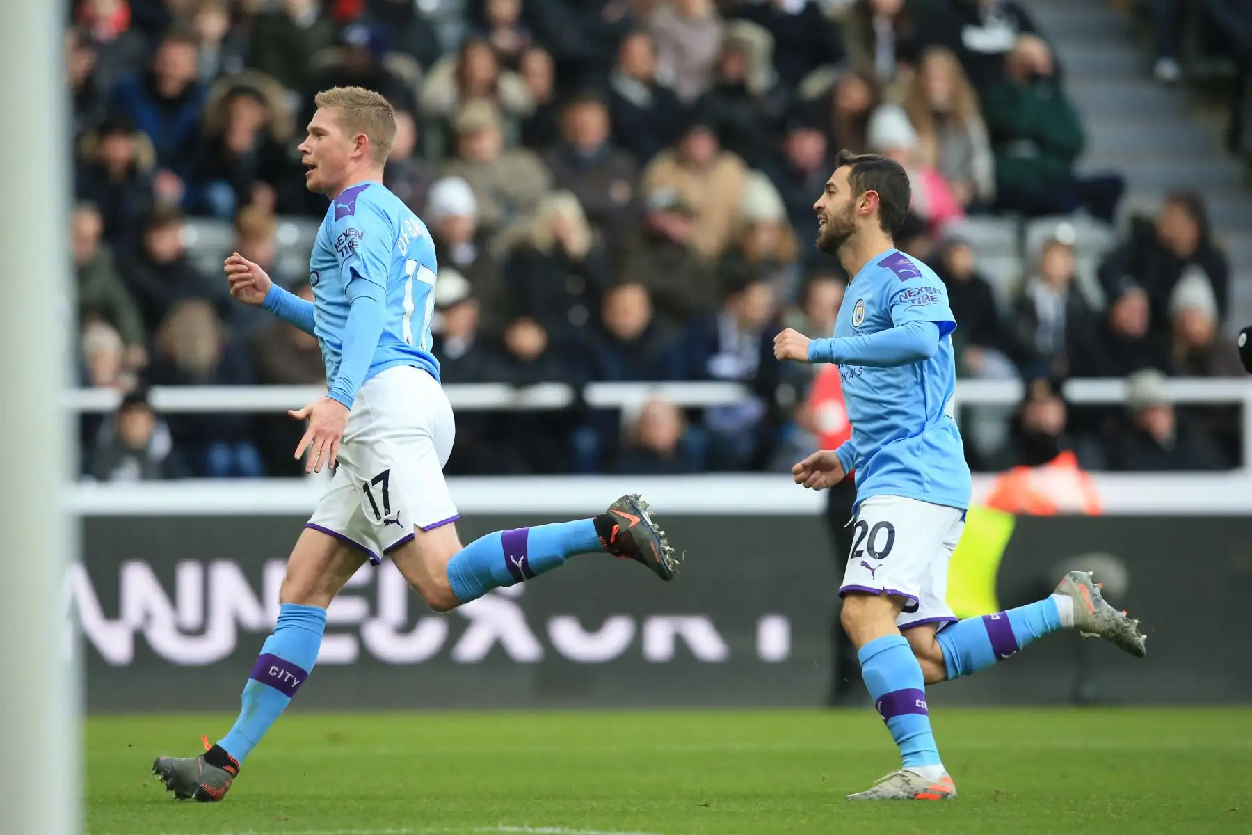 El mediocampista belga del Manchester City Kevin De Bruyne celebra con el centrocampista portugués del Manchester City Bernardo Silva después de anotar el segundo gol de su equipo durante el partido de fútbol de la Premier League inglesa entre el Newcastle United y el Manchester.
Foto: AFP