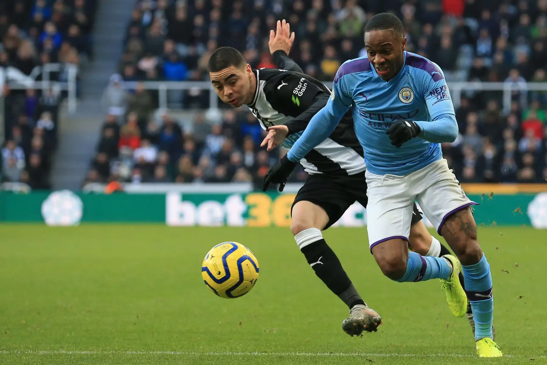 El mediocampista paraguayo del Newcastle United, Miguel Almiron compite con el centrocampista inglés del Manchester City Raheem Sterling durante el partido de fútbol de la Premier League inglesa entre el Newcastle United y el Manchester City.
Foto; AFP