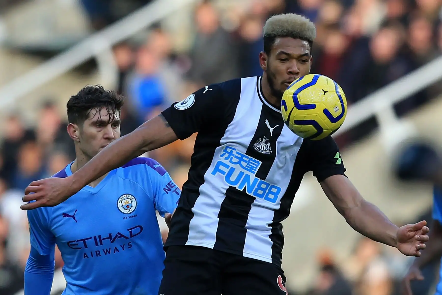 El delantero brasileño del Newcastle United, Joelinton, controla el balón durante el partido de fútbol de la Premier League inglesa entre el Newcastle United y el Manchester.
Foto: AFP