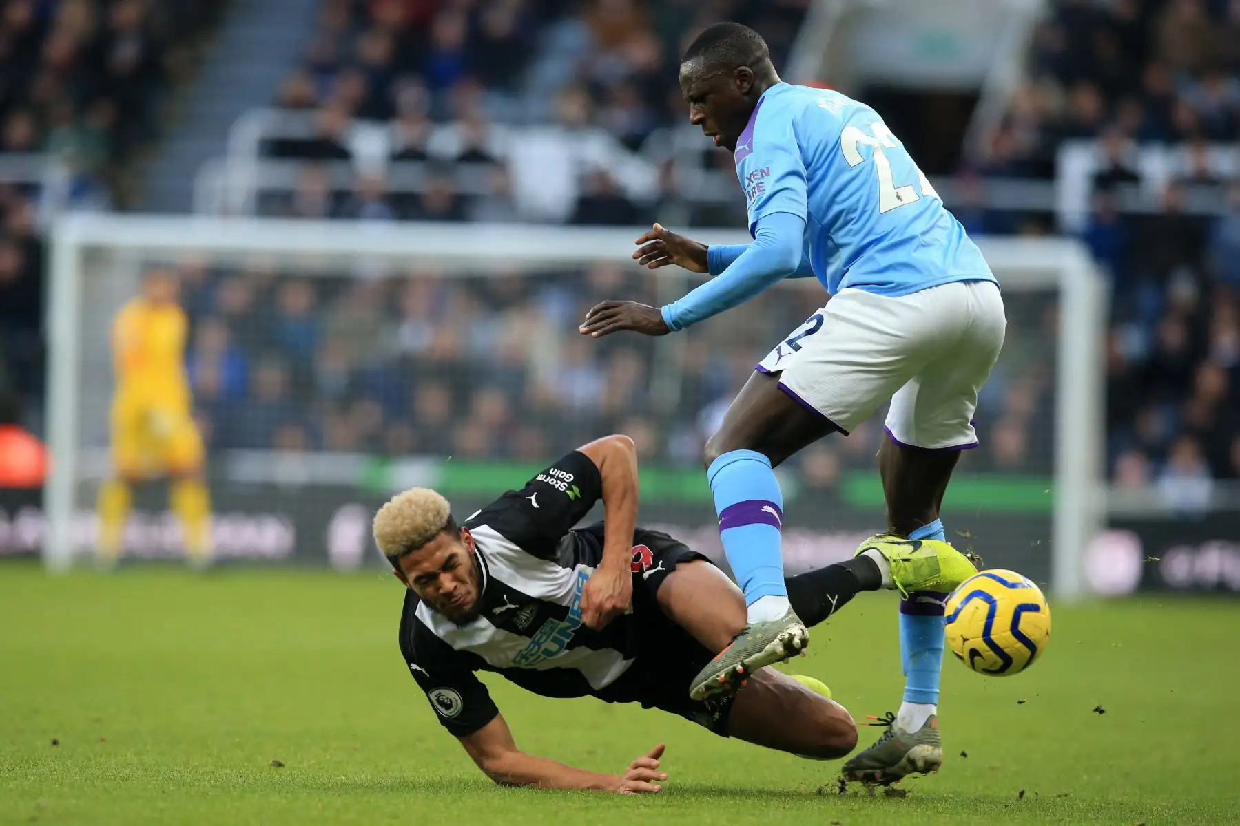 El delantero brasileño del Newcastle United, Joelinton , es abordado por el defensor francés del Manchester City Benjamin Mendy durante el partido de fútbol de la Premier League inglesa entre el Newcastle United y el Manchester City.
Foto: AFP