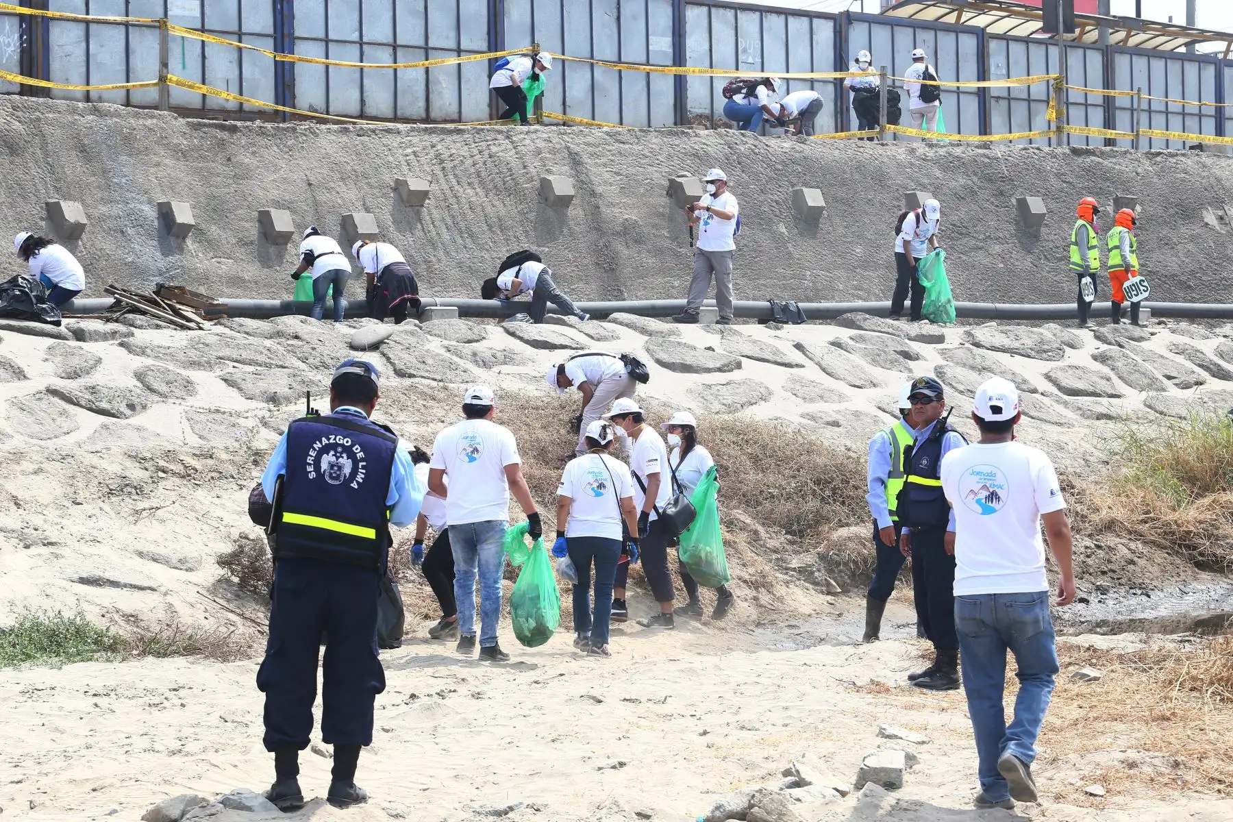 Voluntarios apoyan la  campaña “Nuestro río hablador nos llama”  organizado por la Antoridad Nacional del Agua – ANA, que busca generar un cambio de actitud en la población sobre la importancia de mantener los ríos limpios de basura y residuos sólidos.
Foto: ANDINA/Héctor Vinces