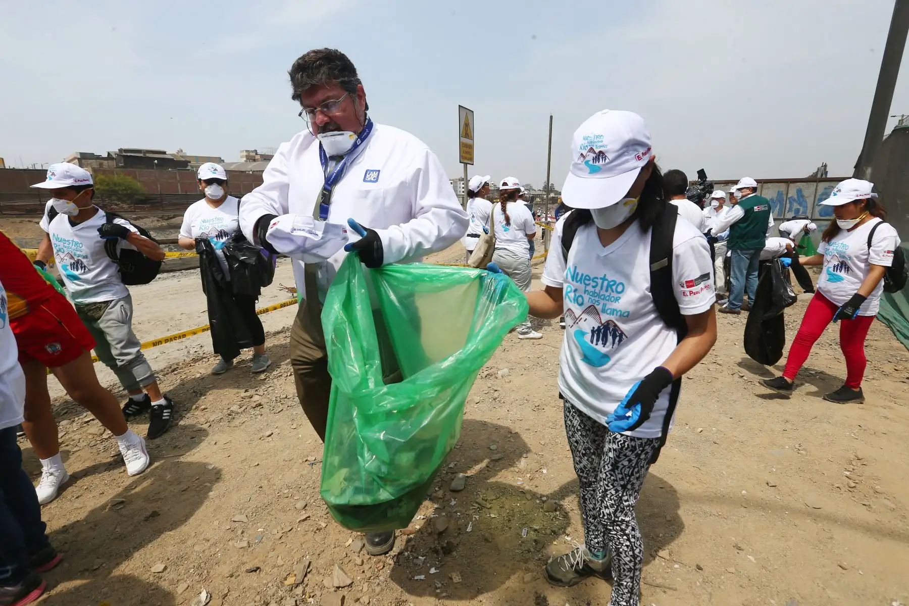 Voluntarios apoyan la  campaña “Nuestro río hablador nos llama”  organizado por la Antoridad Nacional del Agua – ANA, que busca generar un cambio de actitud en la población sobre la importancia de mantener los ríos limpios de basura y residuos sólidos.
Foto: ANDINA/Héctor Vinces