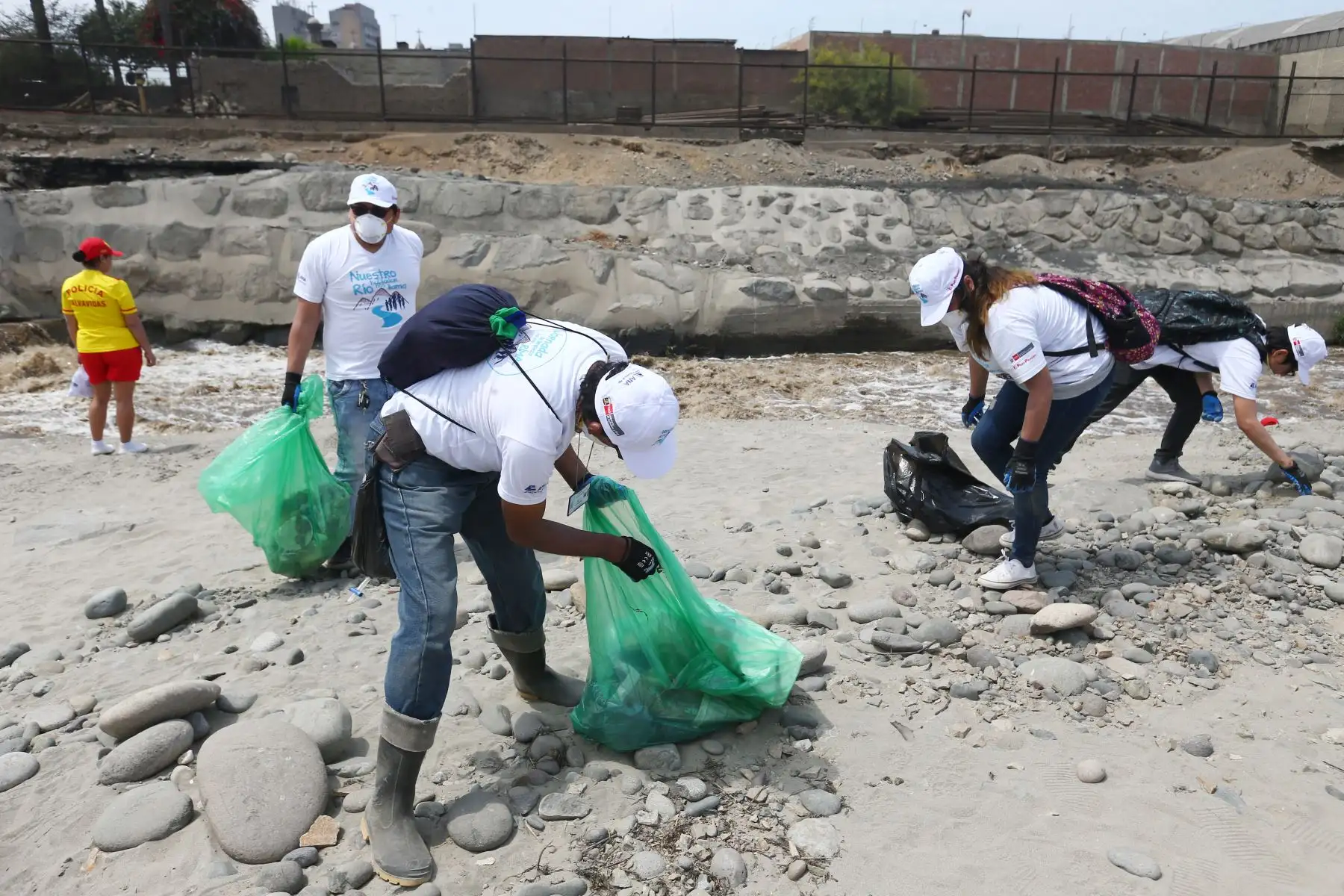 Voluntarios apoyan la  campaña “Nuestro río hablador nos llama”  organizado por la Antoridad Nacional del Agua – ANA, que busca generar un cambio de actitud en la población sobre la importancia de mantener los ríos limpios de basura y residuos sólidos.
Foto: ANDINA/Héctor Vinces