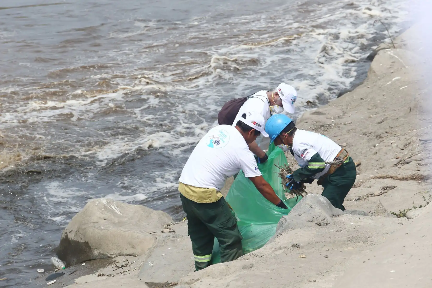 Voluntarios apoyan la  campaña “Nuestro río hablador nos llama”  organizado por la Antoridad Nacional del Agua – ANA, que busca generar un cambio de actitud en la población sobre la importancia de mantener los ríos limpios de basura y residuos sólidos.
Foto: ANDINA/Héctor Vinces