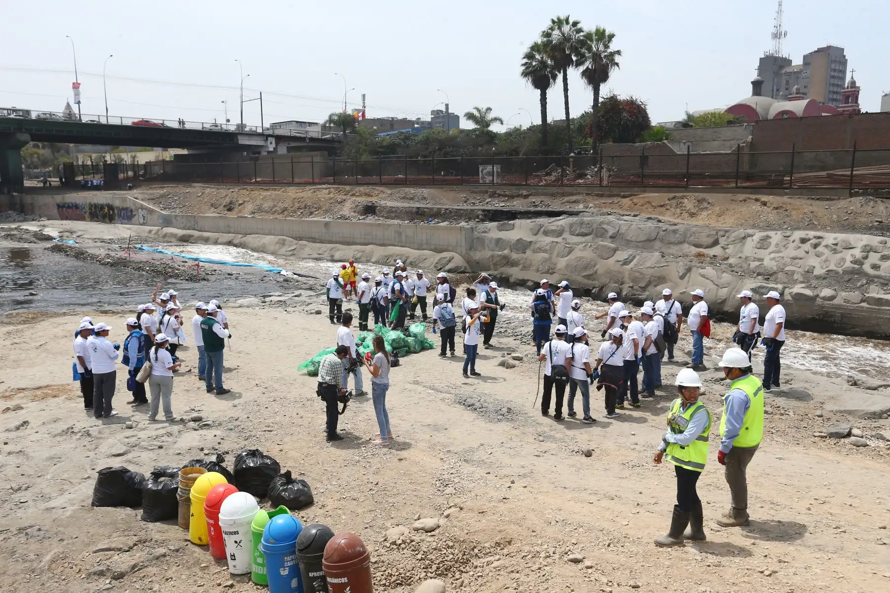 Voluntarios apoyan la  campaña “Nuestro río hablador nos llama”  organizado por la Antoridad Nacional del Agua – ANA, que busca generar un cambio de actitud en la población sobre la importancia de mantener los ríos limpios de basura y residuos sólidos.
Foto: ANDINA/Héctor Vinces