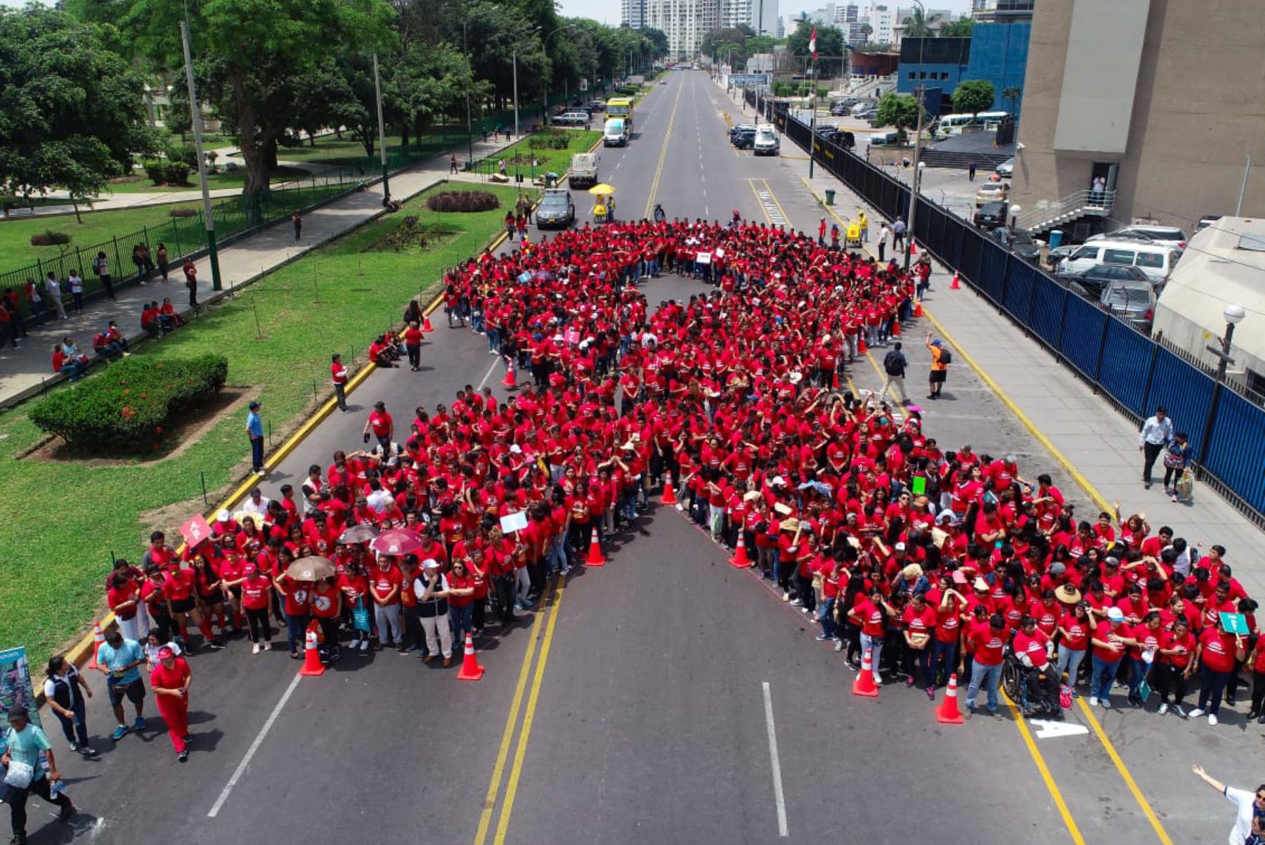 Forman lazo que simboliza lucha contra el VIH/SIDA. Foto:Andina/Difusión