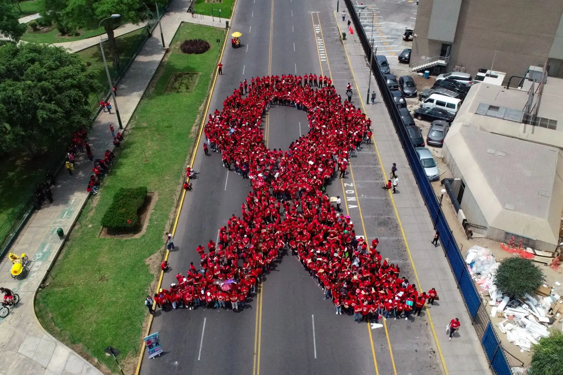 Ministra de Salud, Elizabeth Hinostroza Pereyra encabeza la formación del lazo humano como parte de las acciones por el Día Mundial de la Lucha contra el Sida.
Foto: Difusión Ministerio de Salud