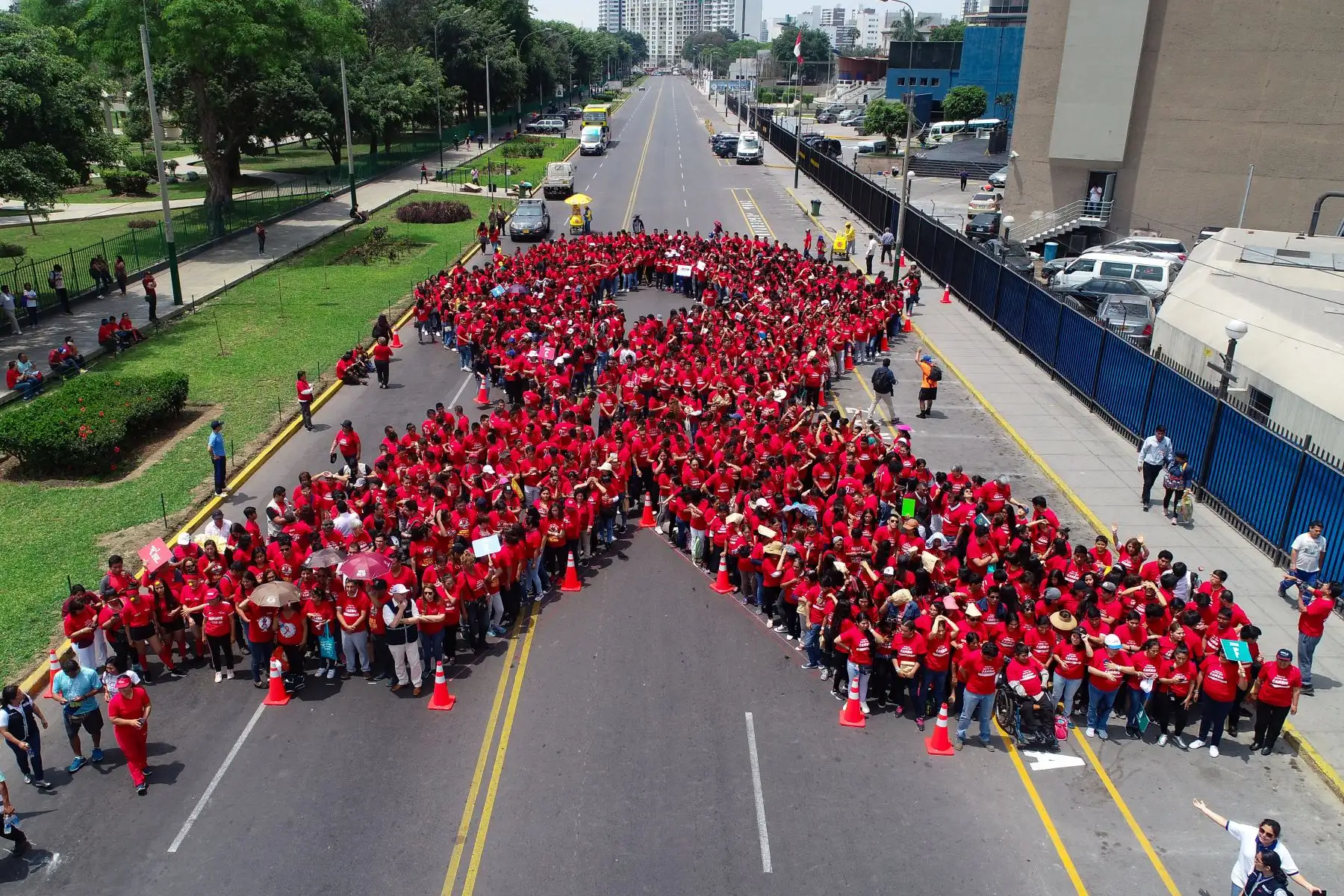 Ministra de Salud, Elizabeth Hinostroza Pereyra encabeza la formación del lazo humano como parte de las acciones por el Día Mundial de la Lucha contra el Sida.
Foto: Difusión Ministerio de Salud