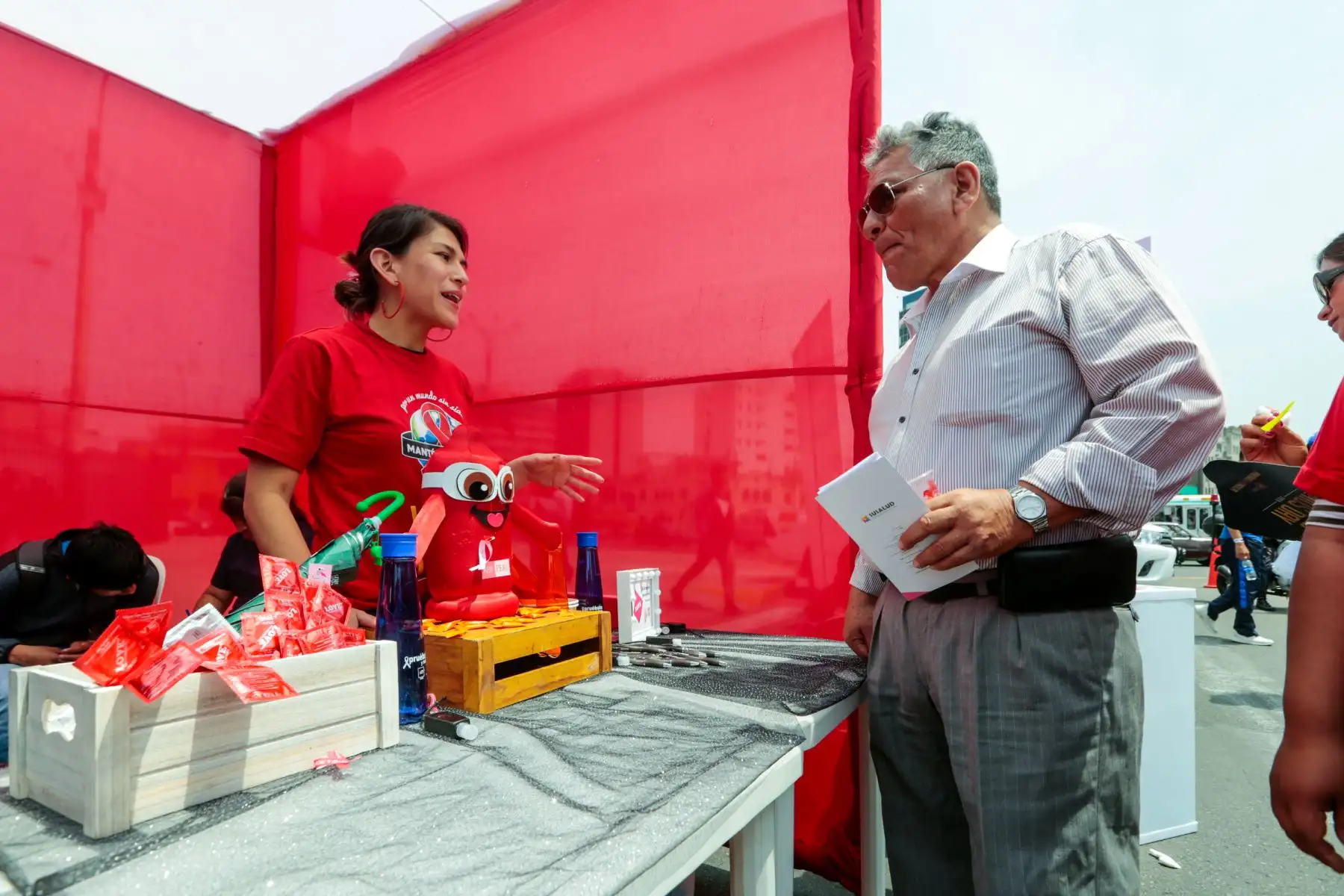Ministra de Salud, Elizabeth Hinostroza Pereyra encabeza la formación del lazo humano como parte de las acciones por el Día Mundial de la Lucha contra el Sida.
Foto: Difusión Ministerio de Salud