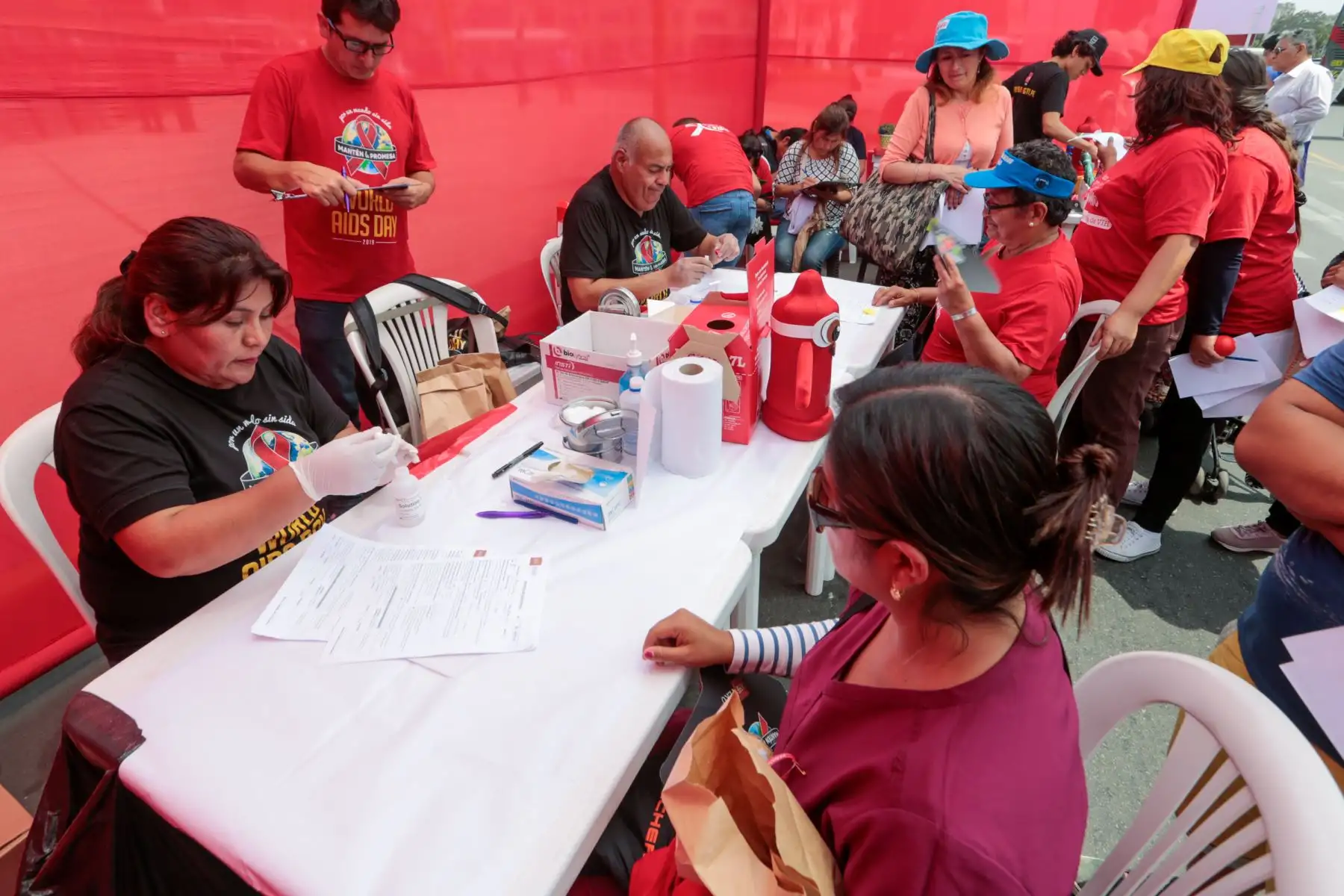 Ministra de Salud, Elizabeth Hinostroza Pereyra encabeza la formación del lazo humano como parte de las acciones por el Día Mundial de la Lucha contra el Sida.
Foto: Difusión Ministerio de Salud