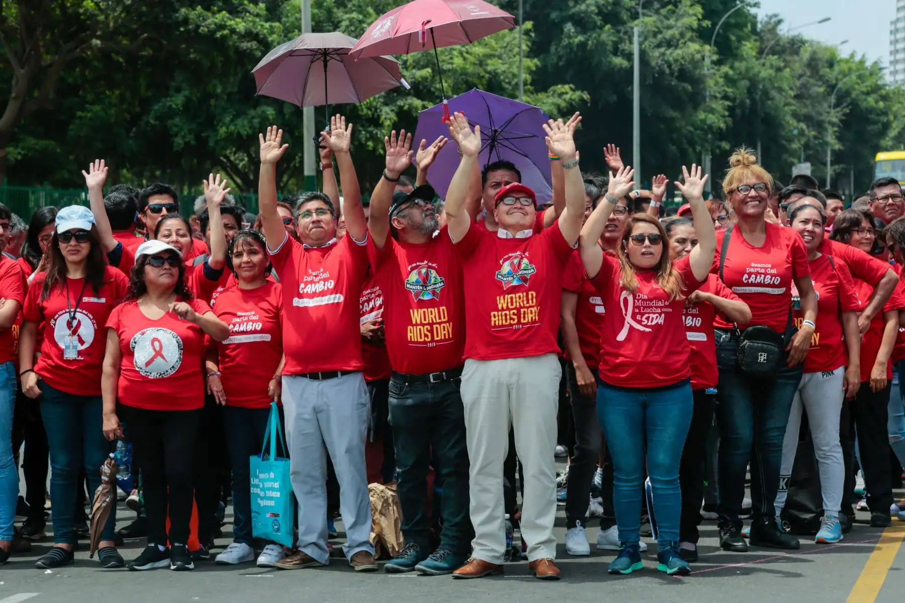 Ministra de Salud, Elizabeth Hinostroza Pereyra encabeza la formación del lazo humano como parte de las acciones por el Día Mundial de la Lucha contra el Sida.
Foto: Difusión Ministerio de Salud