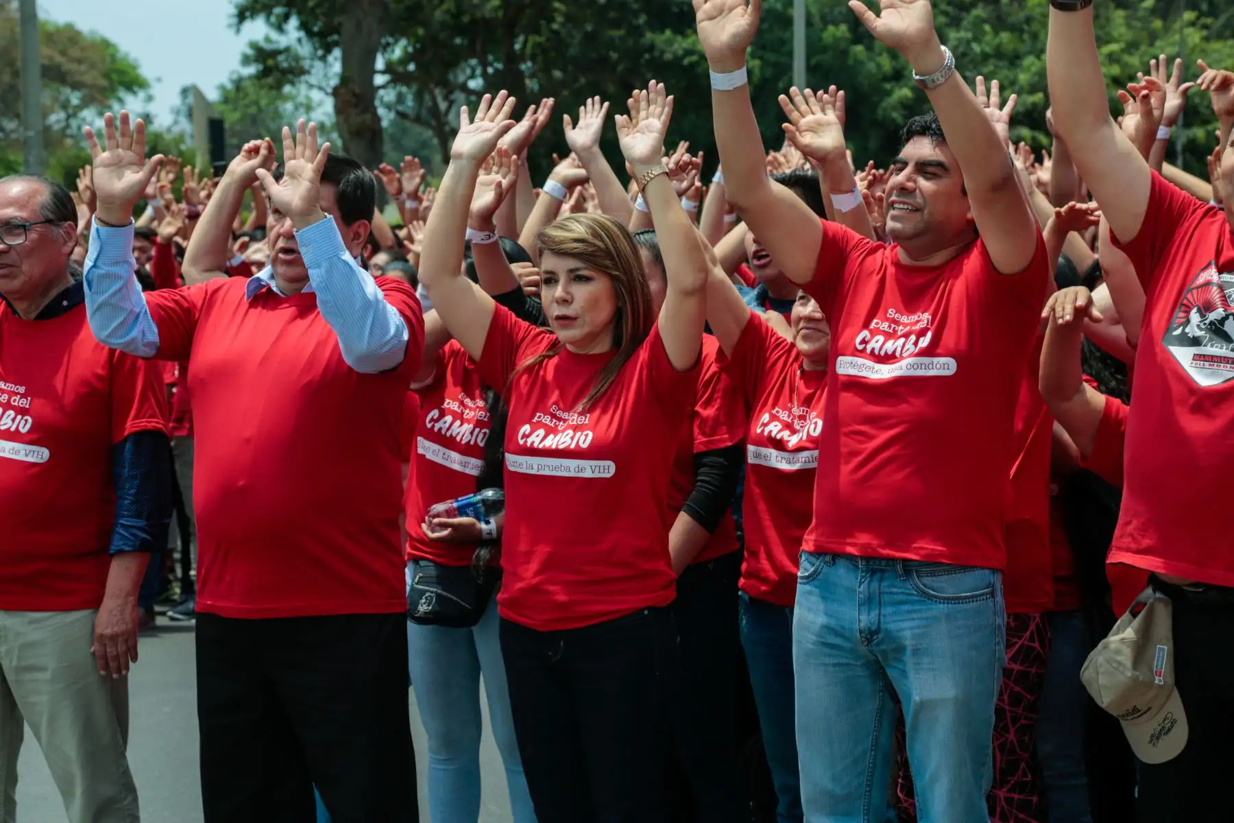 Ministra de Salud, Elizabeth Hinostroza Pereyra encabeza la formación del lazo humano como parte de las acciones por el Día Mundial de la Lucha contra el Sida.
Foto: Difusión Ministerio de Salud