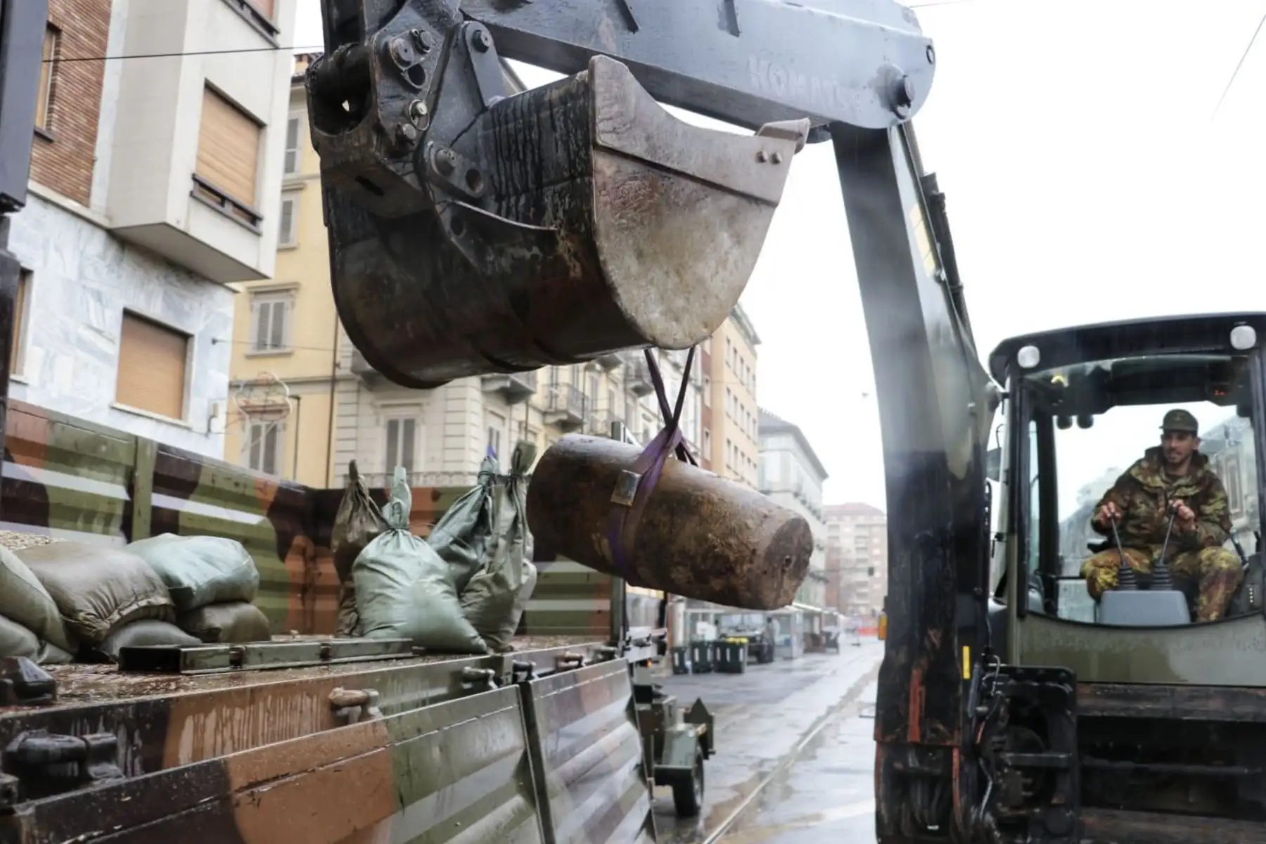 Hallan bomba de la segunda guerra mundial en Turín.
Foto: Twitter Ejercito Italiano
