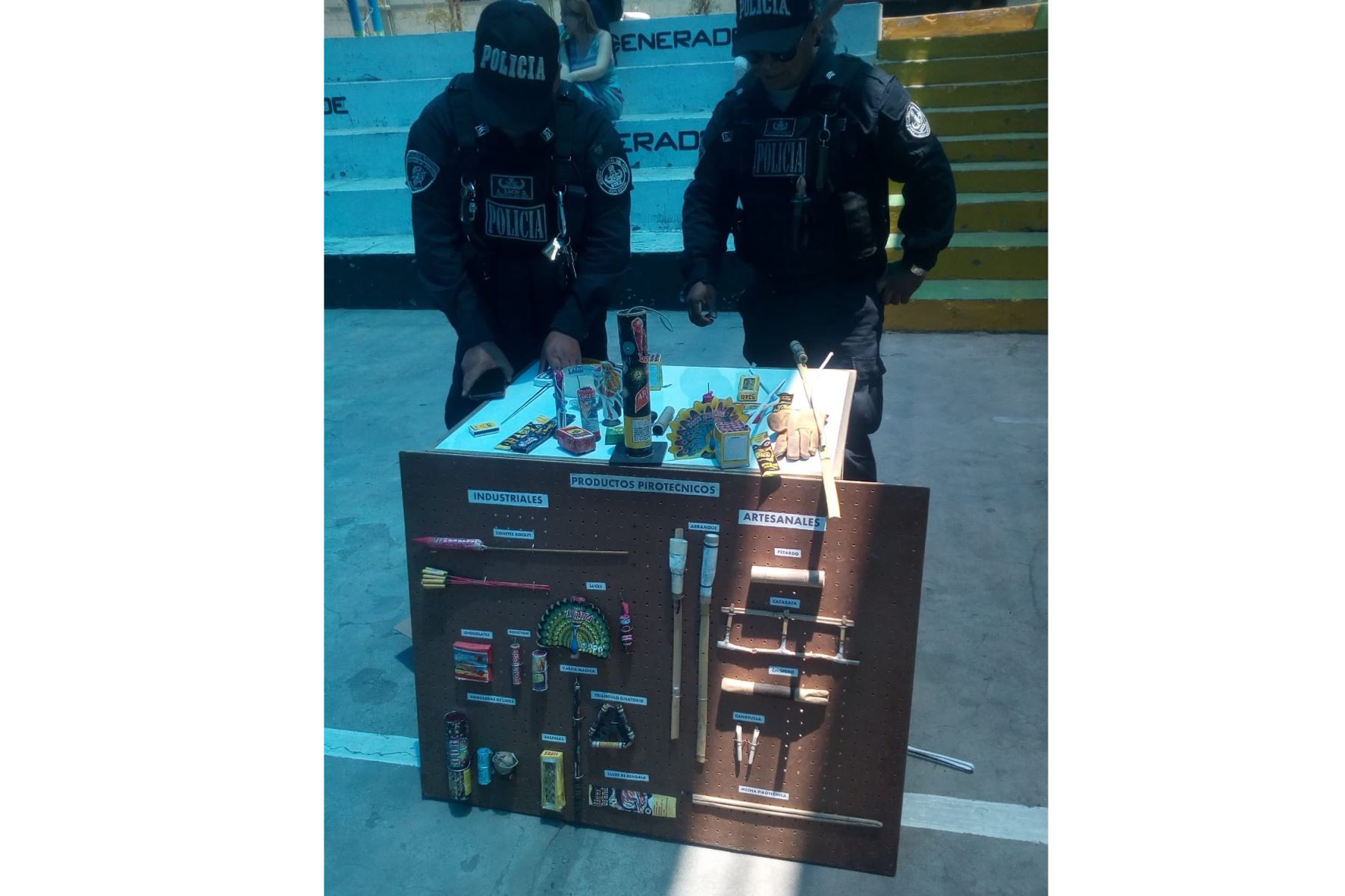 Personal de Sucamec y Udex explicaron a escolares de Arequipa sobre la peligrosidad de manipular artefactos pirotécnicos. Foto: Cortesía/Rocío Méndez