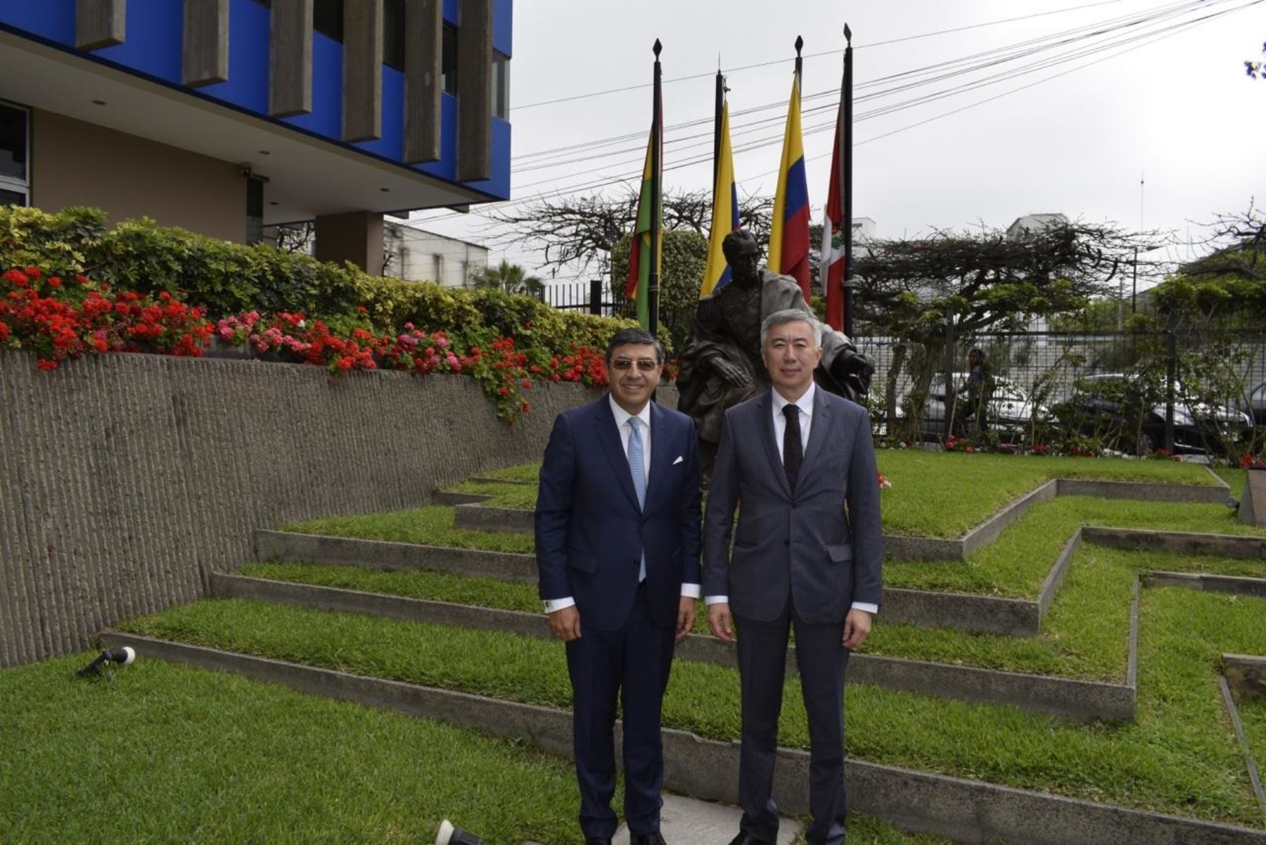 Secretario General de la CAN, Jorge Pedraza y el ministro de la Competencia del bloque Euroasiático, Serik Zhumagarin. Foto: Cortesía.