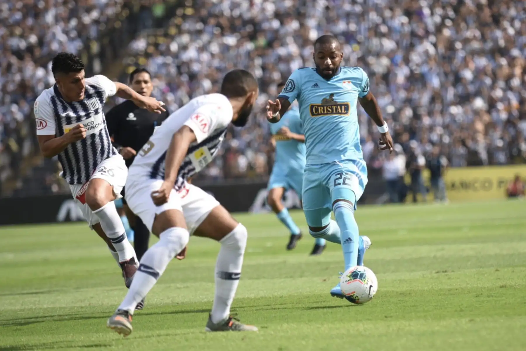 Jair Cespedes de  Cristal disputa un balón ante jugadores de Alianza Lima  en el partido de ida por la semifinal del play off de la Liga 1.
Foto: Twitter Liga 1 Movistar