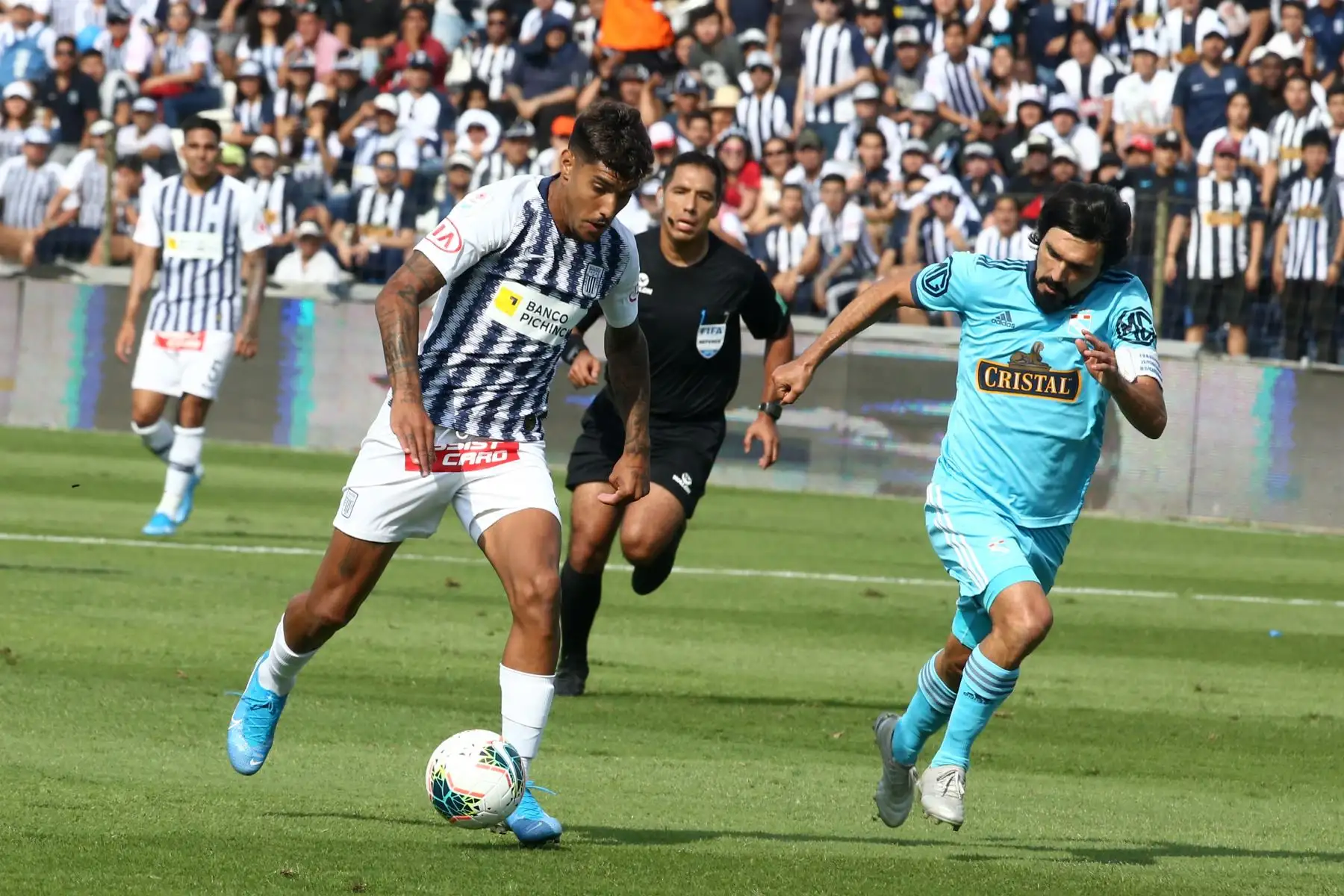 Adrian Balboa de  Alianza Lima disputa el balón ante Jorge Cazulo  de Cristal en el partido de ida por la semifinal del play off de la Liga 1.
Foto: ANDINA/Vidal Tarqui