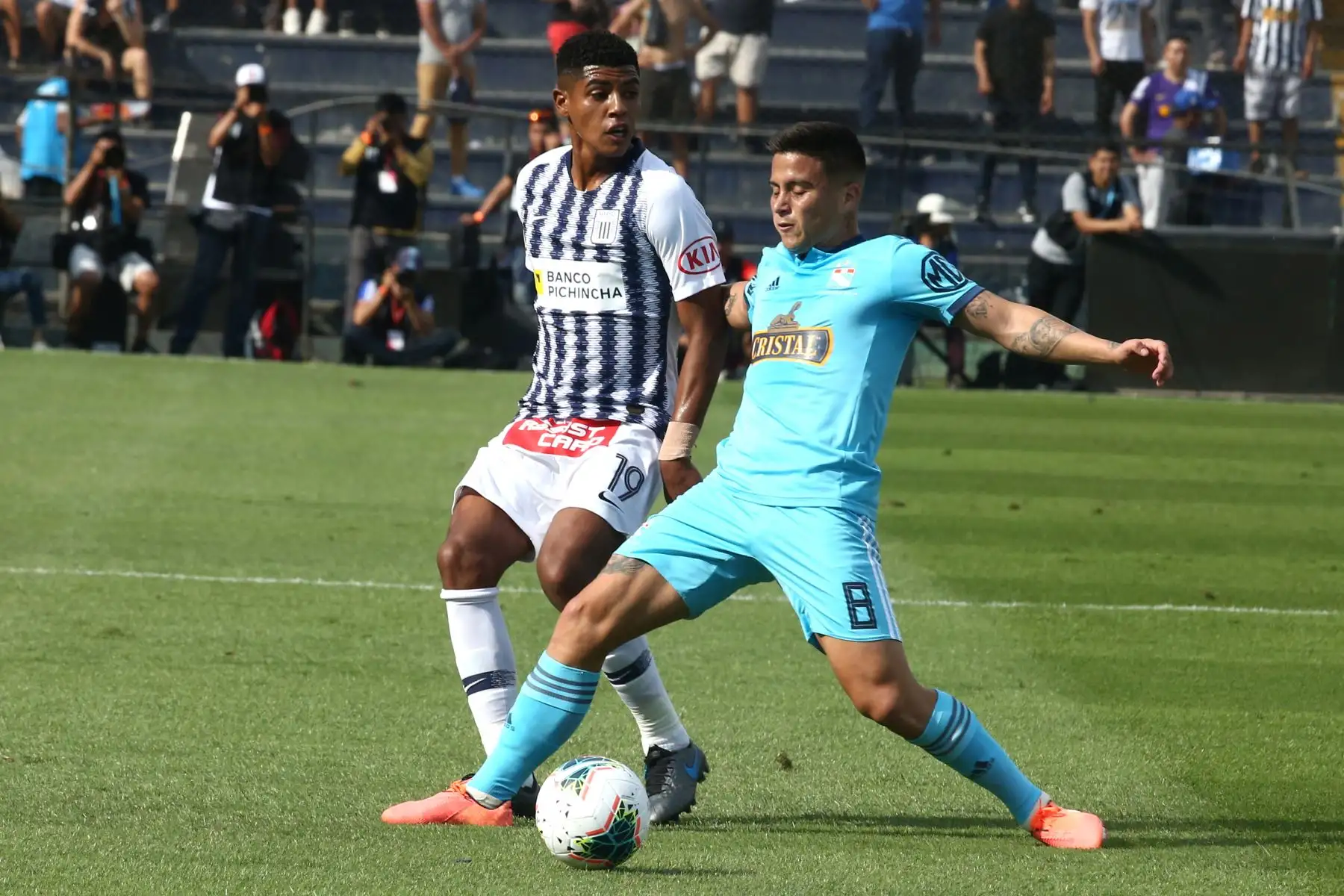 Wilder Cartagena  de  Alianza Lima disputa el balón ante Cristian Ortiz de Cristal en el partido de ida por la semifinal del play off de la Liga 1.
Foto: ANDINA/Vidal Tarqui