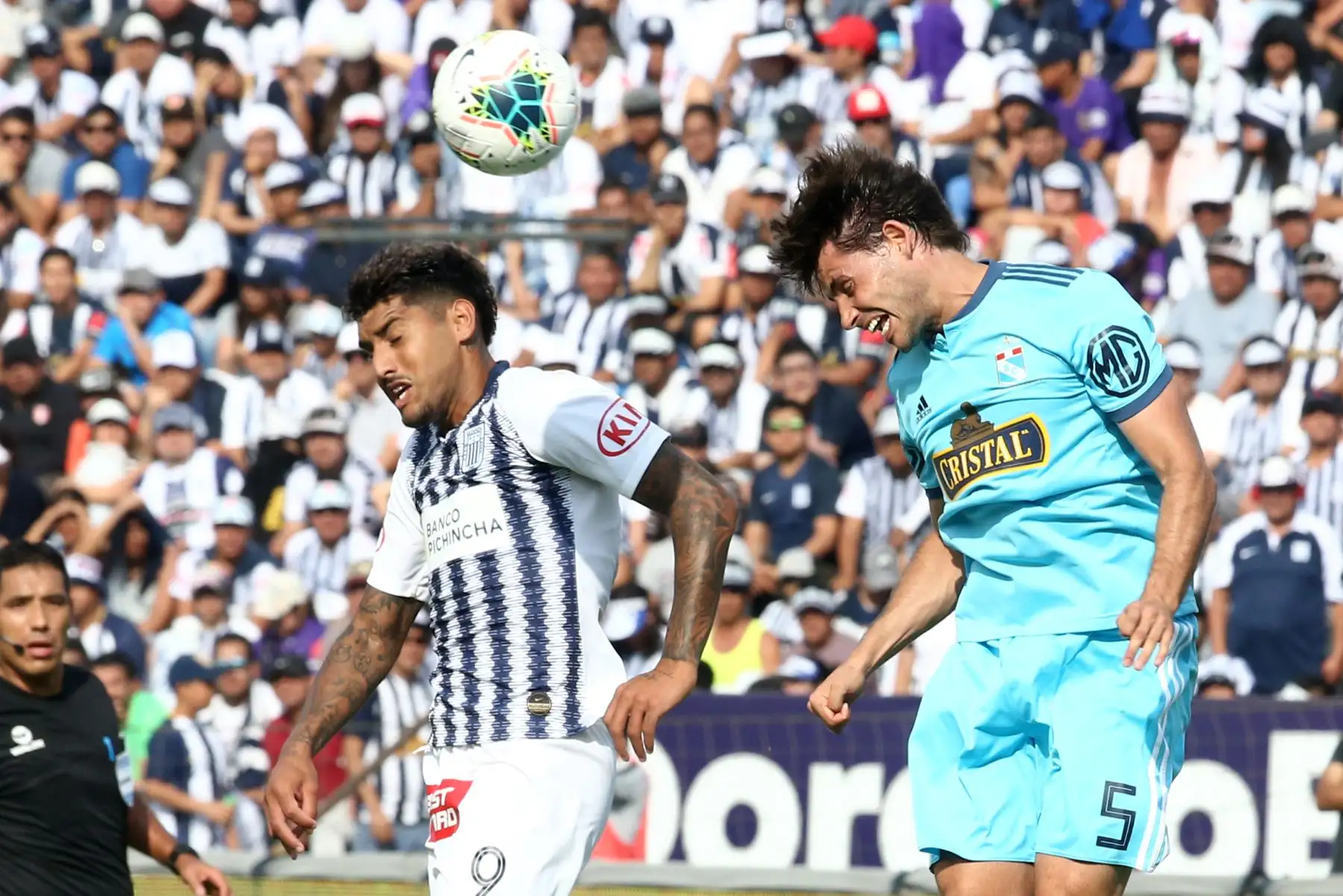 Adrian Balboa de  Alianza Lima disputa el balón ante Omar Merlo de Cristal en el partido de ida por la semifinal del play off de la Liga 1.
Foto: ANDINA/Vidal Tarqui