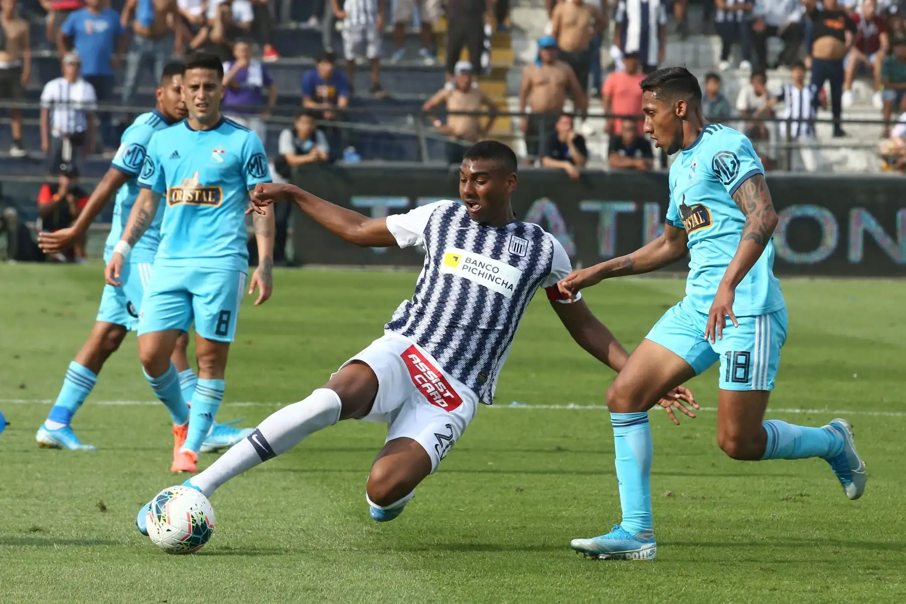 Aldair Fuentes de  Alianza Lima disputa el balón ante Cristofer Gonzales  de Cristal en el partido de ida por la semifinal del play off de la Liga 1.
Foto: ANDINA/Vidal Tarqui