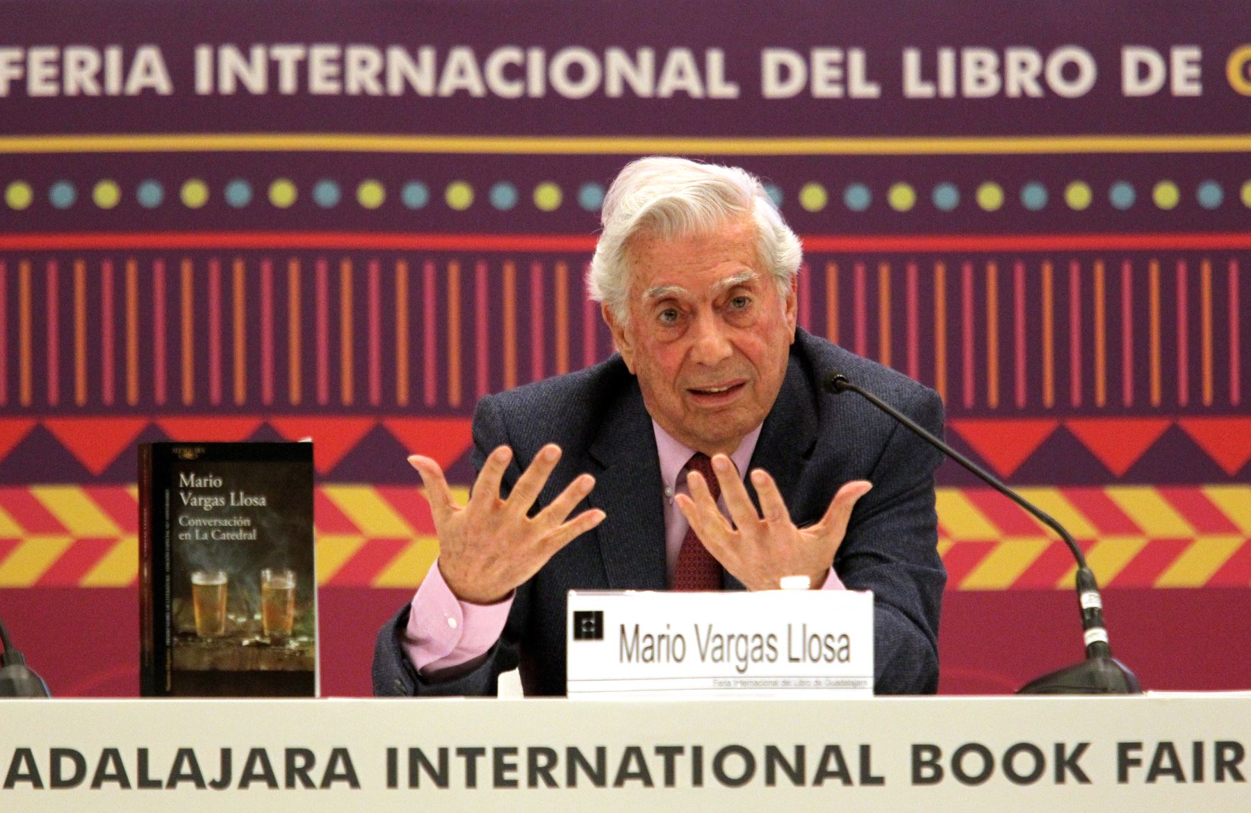 El nobel peruano Mario Vargas Llosa participa en la Feria Internacional del Libro de Guadalajara, donde presentó su novela "Tiempos recios". Foto: AFP